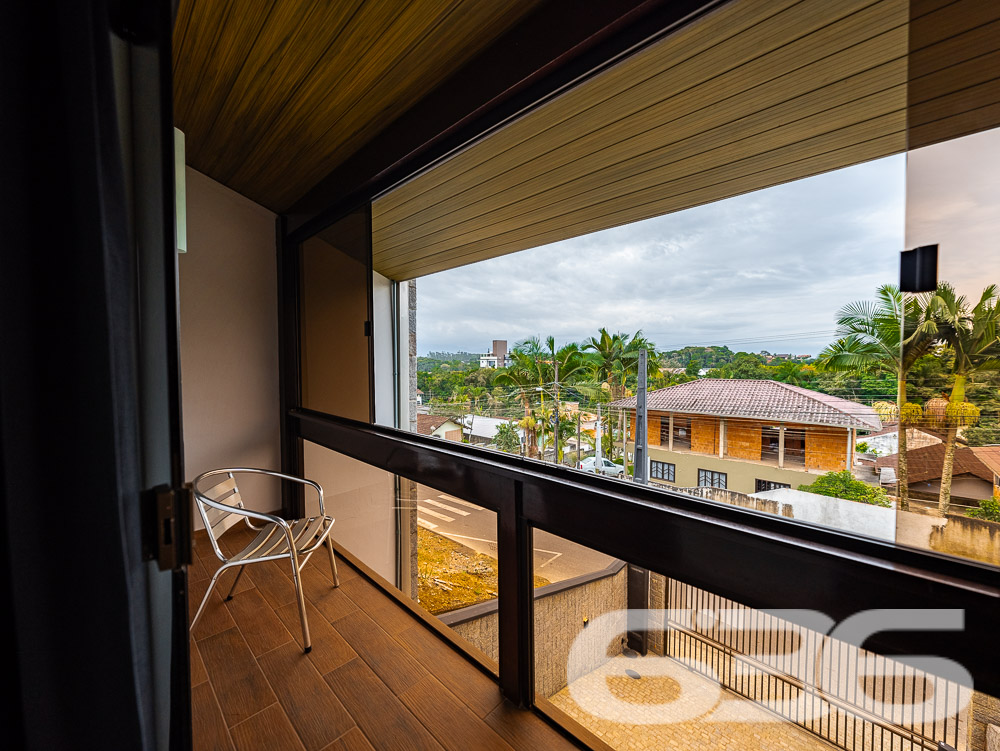 Localizado em uma das áreas mais desejadas de Joinville, no bairro Santa Catarina, este sobrado é o lar ideal para quem busca conforto, espaço e um acabamento impecável.
Características do Imóvel
Este sobrado é dividido em dois pavimentos, praticamente duas casas em uma. No primeiro andar, você encontrará uma ampla área social, com 2 salas de estar ideais para receber amigos e familiares. A cozinha é equipada com móveis planejados e possui integração direta com a área de festa, que é um verdadeiro convite ao lazer, contando com uma churrasqueira e piscina privativa. Este andar ainda possui 3 dormitórios, sendo uma suíte com hidromassagem, proporcionando momentos de relaxamento incomparáveis. O acabamento é impecável, com rebaixo em gesso e projeto luminotécnico de alta qualidade, garantindo sofisticação em cada detalhe.
No segundo andar, a elegância continua. A casa oferece uma segunda suíte, perfeito para quem deseja um espaço extra de conforto e privacidade. Este pavimento ainda conta com outro quarto, área de festa integrada à lavanderia, e um acabamento que não deixa nada a desejar, seguindo o mesmo padrão de excelência encontrado no andar inferior.
Conforto e Segurança
Para a sua tranquilidade, o sobrado conta com portão eletrônico, interfone, e todo o perímetro é murado. As garagens cobertas oferecem espaço para dois veículos, e ainda há vagas adicionais em garagens descobertas. Os ambientes são climatizados, equipados com condicionadores de ar para garantir o máximo conforto em qualquer estação do ano.
Além disso, a residência está pronta para receber seus animais de estimação, tornando-se o lar perfeito para toda a família.
Áreas de Lazer e Convivência
A área de lazer deste imóvel é um espetáculo à parte. Com uma área de festa integrada à cozinha gourmet, piscina, churrasqueira e uma varanda ampla, você terá tudo o que precisa para momentos de diversão e descanso. O jardim bem cuidado completa o cenário, oferecendo um espaço verde para seus momentos de descontração.
Venha Conhecer
Se você procura um imóvel que ofereça conforto, elegância e um espaço amplo para sua família, este sobrado em Joinville é a escolha ideal. Agende uma visita e venha conhecer de perto todos os detalhes que fazem deste imóvel uma verdadeira joia no mercado imobiliário.
636 NEGÓCIOS IMOBILIÁRIOS: A SUA MELHOR ESCOLHA
Com mais de 30 anos de experiência, a 636 Negócios Imobiliários é sua parceira ideal para encontrar o imóvel perfeito. Estamos prontos para ajudá-lo a fazer deste imóvel o seu novo lar.
Telefone: (47) 3451-0636
WhatsApp: (47) 99190-0636
Não perca esta oportunidade única. Visite nosso site para mais informações: i636.com.br