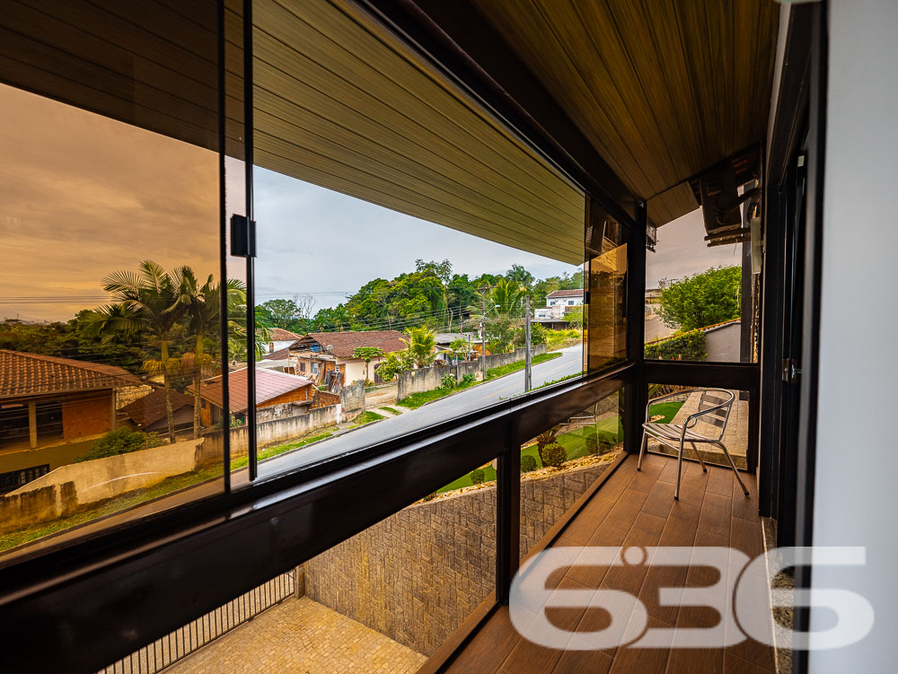 Localizado em uma das áreas mais desejadas de Joinville, no bairro Santa Catarina, este sobrado é o lar ideal para quem busca conforto, espaço e um acabamento impecável.
Características do Imóvel
Este sobrado é dividido em dois pavimentos, praticamente duas casas em uma. No primeiro andar, você encontrará uma ampla área social, com 2 salas de estar ideais para receber amigos e familiares. A cozinha é equipada com móveis planejados e possui integração direta com a área de festa, que é um verdadeiro convite ao lazer, contando com uma churrasqueira e piscina privativa. Este andar ainda possui 3 dormitórios, sendo uma suíte com hidromassagem, proporcionando momentos de relaxamento incomparáveis. O acabamento é impecável, com rebaixo em gesso e projeto luminotécnico de alta qualidade, garantindo sofisticação em cada detalhe.
No segundo andar, a elegância continua. A casa oferece uma segunda suíte, perfeito para quem deseja um espaço extra de conforto e privacidade. Este pavimento ainda conta com outro quarto, área de festa integrada à lavanderia, e um acabamento que não deixa nada a desejar, seguindo o mesmo padrão de excelência encontrado no andar inferior.
Conforto e Segurança
Para a sua tranquilidade, o sobrado conta com portão eletrônico, interfone, e todo o perímetro é murado. As garagens cobertas oferecem espaço para dois veículos, e ainda há vagas adicionais em garagens descobertas. Os ambientes são climatizados, equipados com condicionadores de ar para garantir o máximo conforto em qualquer estação do ano.
Além disso, a residência está pronta para receber seus animais de estimação, tornando-se o lar perfeito para toda a família.
Áreas de Lazer e Convivência
A área de lazer deste imóvel é um espetáculo à parte. Com uma área de festa integrada à cozinha gourmet, piscina, churrasqueira e uma varanda ampla, você terá tudo o que precisa para momentos de diversão e descanso. O jardim bem cuidado completa o cenário, oferecendo um espaço verde para seus momentos de descontração.
Venha Conhecer
Se você procura um imóvel que ofereça conforto, elegância e um espaço amplo para sua família, este sobrado em Joinville é a escolha ideal. Agende uma visita e venha conhecer de perto todos os detalhes que fazem deste imóvel uma verdadeira joia no mercado imobiliário.
636 NEGÓCIOS IMOBILIÁRIOS: A SUA MELHOR ESCOLHA
Com mais de 30 anos de experiência, a 636 Negócios Imobiliários é sua parceira ideal para encontrar o imóvel perfeito. Estamos prontos para ajudá-lo a fazer deste imóvel o seu novo lar.
Telefone: (47) 3451-0636
WhatsApp: (47) 99190-0636
Não perca esta oportunidade única. Visite nosso site para mais informações: i636.com.br