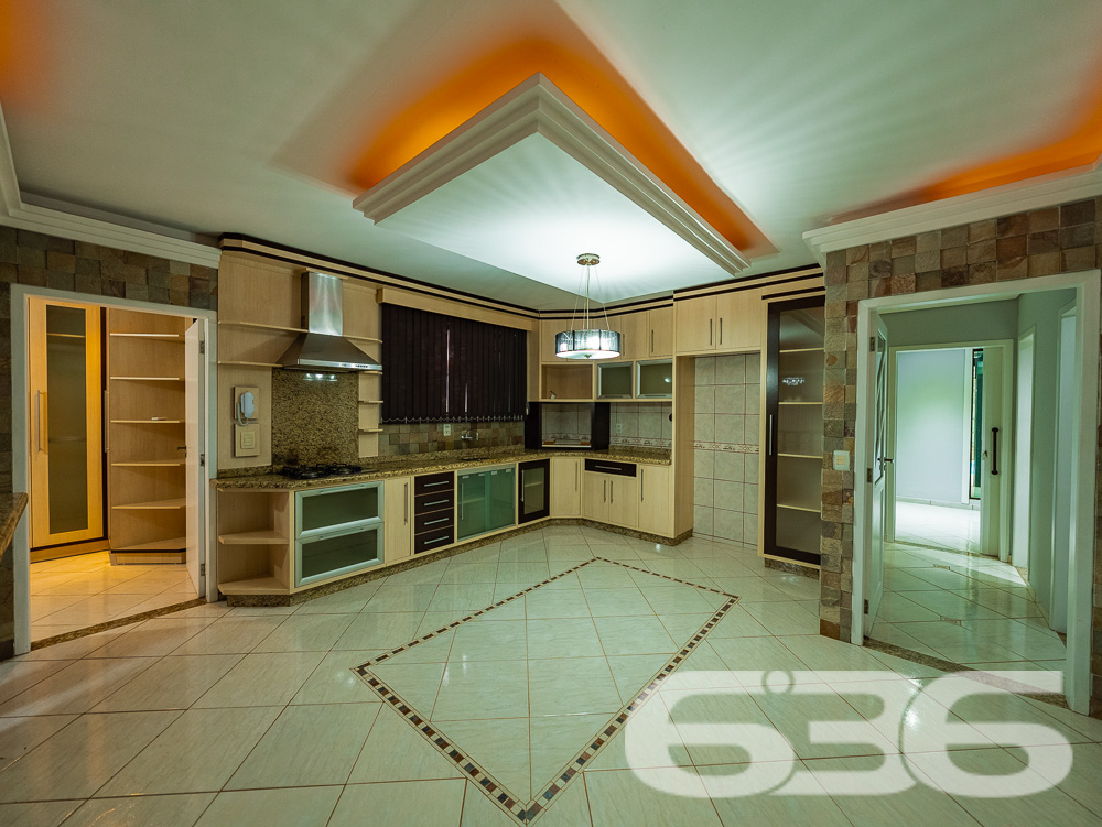 Localizado em uma das áreas mais desejadas de Joinville, no bairro Santa Catarina, este sobrado é o lar ideal para quem busca conforto, espaço e um acabamento impecável.
Características do Imóvel
Este sobrado é dividido em dois pavimentos, praticamente duas casas em uma. No primeiro andar, você encontrará uma ampla área social, com 2 salas de estar ideais para receber amigos e familiares. A cozinha é equipada com móveis planejados e possui integração direta com a área de festa, que é um verdadeiro convite ao lazer, contando com uma churrasqueira e piscina privativa. Este andar ainda possui 3 dormitórios, sendo uma suíte com hidromassagem, proporcionando momentos de relaxamento incomparáveis. O acabamento é impecável, com rebaixo em gesso e projeto luminotécnico de alta qualidade, garantindo sofisticação em cada detalhe.
No segundo andar, a elegância continua. A casa oferece uma segunda suíte, perfeito para quem deseja um espaço extra de conforto e privacidade. Este pavimento ainda conta com outro quarto, área de festa integrada à lavanderia, e um acabamento que não deixa nada a desejar, seguindo o mesmo padrão de excelência encontrado no andar inferior.
Conforto e Segurança
Para a sua tranquilidade, o sobrado conta com portão eletrônico, interfone, e todo o perímetro é murado. As garagens cobertas oferecem espaço para dois veículos, e ainda há vagas adicionais em garagens descobertas. Os ambientes são climatizados, equipados com condicionadores de ar para garantir o máximo conforto em qualquer estação do ano.
Além disso, a residência está pronta para receber seus animais de estimação, tornando-se o lar perfeito para toda a família.
Áreas de Lazer e Convivência
A área de lazer deste imóvel é um espetáculo à parte. Com uma área de festa integrada à cozinha gourmet, piscina, churrasqueira e uma varanda ampla, você terá tudo o que precisa para momentos de diversão e descanso. O jardim bem cuidado completa o cenário, oferecendo um espaço verde para seus momentos de descontração.
Venha Conhecer
Se você procura um imóvel que ofereça conforto, elegância e um espaço amplo para sua família, este sobrado em Joinville é a escolha ideal. Agende uma visita e venha conhecer de perto todos os detalhes que fazem deste imóvel uma verdadeira joia no mercado imobiliário.
636 NEGÓCIOS IMOBILIÁRIOS: A SUA MELHOR ESCOLHA
Com mais de 30 anos de experiência, a 636 Negócios Imobiliários é sua parceira ideal para encontrar o imóvel perfeito. Estamos prontos para ajudá-lo a fazer deste imóvel o seu novo lar.
Telefone: (47) 3451-0636
WhatsApp: (47) 99190-0636
Não perca esta oportunidade única. Visite nosso site para mais informações: i636.com.br