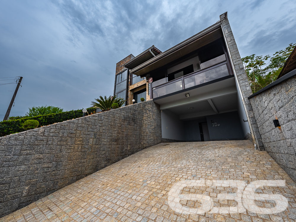 Localizado em uma das áreas mais desejadas de Joinville, no bairro Santa Catarina, este sobrado é o lar ideal para quem busca conforto, espaço e um acabamento impecável.
Características do Imóvel
Este sobrado é dividido em dois pavimentos, praticamente duas casas em uma. No primeiro andar, você encontrará uma ampla área social, com 2 salas de estar ideais para receber amigos e familiares. A cozinha é equipada com móveis planejados e possui integração direta com a área de festa, que é um verdadeiro convite ao lazer, contando com uma churrasqueira e piscina privativa. Este andar ainda possui 3 dormitórios, sendo uma suíte com hidromassagem, proporcionando momentos de relaxamento incomparáveis. O acabamento é impecável, com rebaixo em gesso e projeto luminotécnico de alta qualidade, garantindo sofisticação em cada detalhe.
No segundo andar, a elegância continua. A casa oferece uma segunda suíte, perfeito para quem deseja um espaço extra de conforto e privacidade. Este pavimento ainda conta com outro quarto, área de festa integrada à lavanderia, e um acabamento que não deixa nada a desejar, seguindo o mesmo padrão de excelência encontrado no andar inferior.
Conforto e Segurança
Para a sua tranquilidade, o sobrado conta com portão eletrônico, interfone, e todo o perímetro é murado. As garagens cobertas oferecem espaço para dois veículos, e ainda há vagas adicionais em garagens descobertas. Os ambientes são climatizados, equipados com condicionadores de ar para garantir o máximo conforto em qualquer estação do ano.
Além disso, a residência está pronta para receber seus animais de estimação, tornando-se o lar perfeito para toda a família.
Áreas de Lazer e Convivência
A área de lazer deste imóvel é um espetáculo à parte. Com uma área de festa integrada à cozinha gourmet, piscina, churrasqueira e uma varanda ampla, você terá tudo o que precisa para momentos de diversão e descanso. O jardim bem cuidado completa o cenário, oferecendo um espaço verde para seus momentos de descontração.
Venha Conhecer
Se você procura um imóvel que ofereça conforto, elegância e um espaço amplo para sua família, este sobrado em Joinville é a escolha ideal. Agende uma visita e venha conhecer de perto todos os detalhes que fazem deste imóvel uma verdadeira joia no mercado imobiliário.
636 NEGÓCIOS IMOBILIÁRIOS: A SUA MELHOR ESCOLHA
Com mais de 30 anos de experiência, a 636 Negócios Imobiliários é sua parceira ideal para encontrar o imóvel perfeito. Estamos prontos para ajudá-lo a fazer deste imóvel o seu novo lar.
Telefone: (47) 3451-0636
WhatsApp: (47) 99190-0636
Não perca esta oportunidade única. Visite nosso site para mais informações: i636.com.br