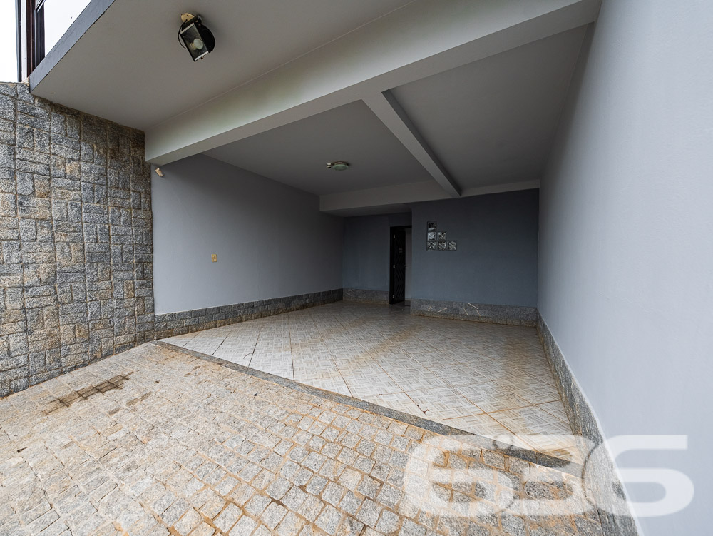 Localizado em uma das áreas mais desejadas de Joinville, no bairro Santa Catarina, este sobrado é o lar ideal para quem busca conforto, espaço e um acabamento impecável.
Características do Imóvel
Este sobrado é dividido em dois pavimentos, praticamente duas casas em uma. No primeiro andar, você encontrará uma ampla área social, com 2 salas de estar ideais para receber amigos e familiares. A cozinha é equipada com móveis planejados e possui integração direta com a área de festa, que é um verdadeiro convite ao lazer, contando com uma churrasqueira e piscina privativa. Este andar ainda possui 3 dormitórios, sendo uma suíte com hidromassagem, proporcionando momentos de relaxamento incomparáveis. O acabamento é impecável, com rebaixo em gesso e projeto luminotécnico de alta qualidade, garantindo sofisticação em cada detalhe.
No segundo andar, a elegância continua. A casa oferece uma segunda suíte, perfeito para quem deseja um espaço extra de conforto e privacidade. Este pavimento ainda conta com outro quarto, área de festa integrada à lavanderia, e um acabamento que não deixa nada a desejar, seguindo o mesmo padrão de excelência encontrado no andar inferior.
Conforto e Segurança
Para a sua tranquilidade, o sobrado conta com portão eletrônico, interfone, e todo o perímetro é murado. As garagens cobertas oferecem espaço para dois veículos, e ainda há vagas adicionais em garagens descobertas. Os ambientes são climatizados, equipados com condicionadores de ar para garantir o máximo conforto em qualquer estação do ano.
Além disso, a residência está pronta para receber seus animais de estimação, tornando-se o lar perfeito para toda a família.
Áreas de Lazer e Convivência
A área de lazer deste imóvel é um espetáculo à parte. Com uma área de festa integrada à cozinha gourmet, piscina, churrasqueira e uma varanda ampla, você terá tudo o que precisa para momentos de diversão e descanso. O jardim bem cuidado completa o cenário, oferecendo um espaço verde para seus momentos de descontração.
Venha Conhecer
Se você procura um imóvel que ofereça conforto, elegância e um espaço amplo para sua família, este sobrado em Joinville é a escolha ideal. Agende uma visita e venha conhecer de perto todos os detalhes que fazem deste imóvel uma verdadeira joia no mercado imobiliário.
636 NEGÓCIOS IMOBILIÁRIOS: A SUA MELHOR ESCOLHA
Com mais de 30 anos de experiência, a 636 Negócios Imobiliários é sua parceira ideal para encontrar o imóvel perfeito. Estamos prontos para ajudá-lo a fazer deste imóvel o seu novo lar.
Telefone: (47) 3451-0636
WhatsApp: (47) 99190-0636
Não perca esta oportunidade única. Visite nosso site para mais informações: i636.com.br