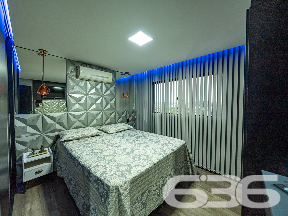 Localizado em uma das áreas mais desejadas de Joinville, no bairro Santa Catarina, este sobrado é o lar ideal para quem busca conforto, espaço e um acabamento impecável.
Características do Imóvel
Este sobrado é dividido em dois pavimentos, praticamente duas casas em uma. No primeiro andar, você encontrará uma ampla área social, com 2 salas de estar ideais para receber amigos e familiares. A cozinha é equipada com móveis planejados e possui integração direta com a área de festa, que é um verdadeiro convite ao lazer, contando com uma churrasqueira e piscina privativa. Este andar ainda possui 3 dormitórios, sendo uma suíte com hidromassagem, proporcionando momentos de relaxamento incomparáveis. O acabamento é impecável, com rebaixo em gesso e projeto luminotécnico de alta qualidade, garantindo sofisticação em cada detalhe.
No segundo andar, a elegância continua. A casa oferece uma segunda suíte, perfeito para quem deseja um espaço extra de conforto e privacidade. Este pavimento ainda conta com outro quarto, área de festa integrada à lavanderia, e um acabamento que não deixa nada a desejar, seguindo o mesmo padrão de excelência encontrado no andar inferior.
Conforto e Segurança
Para a sua tranquilidade, o sobrado conta com portão eletrônico, interfone, e todo o perímetro é murado. As garagens cobertas oferecem espaço para dois veículos, e ainda há vagas adicionais em garagens descobertas. Os ambientes são climatizados, equipados com condicionadores de ar para garantir o máximo conforto em qualquer estação do ano.
Além disso, a residência está pronta para receber seus animais de estimação, tornando-se o lar perfeito para toda a família.
Áreas de Lazer e Convivência
A área de lazer deste imóvel é um espetáculo à parte. Com uma área de festa integrada à cozinha gourmet, piscina, churrasqueira e uma varanda ampla, você terá tudo o que precisa para momentos de diversão e descanso. O jardim bem cuidado completa o cenário, oferecendo um espaço verde para seus momentos de descontração.
Venha Conhecer
Se você procura um imóvel que ofereça conforto, elegância e um espaço amplo para sua família, este sobrado em Joinville é a escolha ideal. Agende uma visita e venha conhecer de perto todos os detalhes que fazem deste imóvel uma verdadeira joia no mercado imobiliário.
636 NEGÓCIOS IMOBILIÁRIOS: A SUA MELHOR ESCOLHA
Com mais de 30 anos de experiência, a 636 Negócios Imobiliários é sua parceira ideal para encontrar o imóvel perfeito. Estamos prontos para ajudá-lo a fazer deste imóvel o seu novo lar.
Telefone: (47) 3451-0636
WhatsApp: (47) 99190-0636
Não perca esta oportunidade única. Visite nosso site para mais informações: i636.com.br