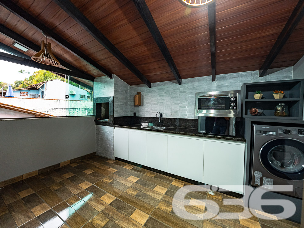 Localizado em uma das áreas mais desejadas de Joinville, no bairro Santa Catarina, este sobrado é o lar ideal para quem busca conforto, espaço e um acabamento impecável.
Características do Imóvel
Este sobrado é dividido em dois pavimentos, praticamente duas casas em uma. No primeiro andar, você encontrará uma ampla área social, com 2 salas de estar ideais para receber amigos e familiares. A cozinha é equipada com móveis planejados e possui integração direta com a área de festa, que é um verdadeiro convite ao lazer, contando com uma churrasqueira e piscina privativa. Este andar ainda possui 3 dormitórios, sendo uma suíte com hidromassagem, proporcionando momentos de relaxamento incomparáveis. O acabamento é impecável, com rebaixo em gesso e projeto luminotécnico de alta qualidade, garantindo sofisticação em cada detalhe.
No segundo andar, a elegância continua. A casa oferece uma segunda suíte, perfeito para quem deseja um espaço extra de conforto e privacidade. Este pavimento ainda conta com outro quarto, área de festa integrada à lavanderia, e um acabamento que não deixa nada a desejar, seguindo o mesmo padrão de excelência encontrado no andar inferior.
Conforto e Segurança
Para a sua tranquilidade, o sobrado conta com portão eletrônico, interfone, e todo o perímetro é murado. As garagens cobertas oferecem espaço para dois veículos, e ainda há vagas adicionais em garagens descobertas. Os ambientes são climatizados, equipados com condicionadores de ar para garantir o máximo conforto em qualquer estação do ano.
Além disso, a residência está pronta para receber seus animais de estimação, tornando-se o lar perfeito para toda a família.
Áreas de Lazer e Convivência
A área de lazer deste imóvel é um espetáculo à parte. Com uma área de festa integrada à cozinha gourmet, piscina, churrasqueira e uma varanda ampla, você terá tudo o que precisa para momentos de diversão e descanso. O jardim bem cuidado completa o cenário, oferecendo um espaço verde para seus momentos de descontração.
Venha Conhecer
Se você procura um imóvel que ofereça conforto, elegância e um espaço amplo para sua família, este sobrado em Joinville é a escolha ideal. Agende uma visita e venha conhecer de perto todos os detalhes que fazem deste imóvel uma verdadeira joia no mercado imobiliário.
636 NEGÓCIOS IMOBILIÁRIOS: A SUA MELHOR ESCOLHA
Com mais de 30 anos de experiência, a 636 Negócios Imobiliários é sua parceira ideal para encontrar o imóvel perfeito. Estamos prontos para ajudá-lo a fazer deste imóvel o seu novo lar.
Telefone: (47) 3451-0636
WhatsApp: (47) 99190-0636
Não perca esta oportunidade única. Visite nosso site para mais informações: i636.com.br