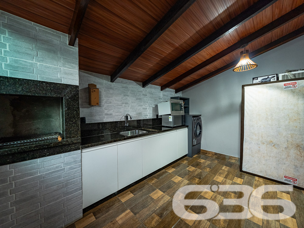 Localizado em uma das áreas mais desejadas de Joinville, no bairro Santa Catarina, este sobrado é o lar ideal para quem busca conforto, espaço e um acabamento impecável.
Características do Imóvel
Este sobrado é dividido em dois pavimentos, praticamente duas casas em uma. No primeiro andar, você encontrará uma ampla área social, com 2 salas de estar ideais para receber amigos e familiares. A cozinha é equipada com móveis planejados e possui integração direta com a área de festa, que é um verdadeiro convite ao lazer, contando com uma churrasqueira e piscina privativa. Este andar ainda possui 3 dormitórios, sendo uma suíte com hidromassagem, proporcionando momentos de relaxamento incomparáveis. O acabamento é impecável, com rebaixo em gesso e projeto luminotécnico de alta qualidade, garantindo sofisticação em cada detalhe.
No segundo andar, a elegância continua. A casa oferece uma segunda suíte, perfeito para quem deseja um espaço extra de conforto e privacidade. Este pavimento ainda conta com outro quarto, área de festa integrada à lavanderia, e um acabamento que não deixa nada a desejar, seguindo o mesmo padrão de excelência encontrado no andar inferior.
Conforto e Segurança
Para a sua tranquilidade, o sobrado conta com portão eletrônico, interfone, e todo o perímetro é murado. As garagens cobertas oferecem espaço para dois veículos, e ainda há vagas adicionais em garagens descobertas. Os ambientes são climatizados, equipados com condicionadores de ar para garantir o máximo conforto em qualquer estação do ano.
Além disso, a residência está pronta para receber seus animais de estimação, tornando-se o lar perfeito para toda a família.
Áreas de Lazer e Convivência
A área de lazer deste imóvel é um espetáculo à parte. Com uma área de festa integrada à cozinha gourmet, piscina, churrasqueira e uma varanda ampla, você terá tudo o que precisa para momentos de diversão e descanso. O jardim bem cuidado completa o cenário, oferecendo um espaço verde para seus momentos de descontração.
Venha Conhecer
Se você procura um imóvel que ofereça conforto, elegância e um espaço amplo para sua família, este sobrado em Joinville é a escolha ideal. Agende uma visita e venha conhecer de perto todos os detalhes que fazem deste imóvel uma verdadeira joia no mercado imobiliário.
636 NEGÓCIOS IMOBILIÁRIOS: A SUA MELHOR ESCOLHA
Com mais de 30 anos de experiência, a 636 Negócios Imobiliários é sua parceira ideal para encontrar o imóvel perfeito. Estamos prontos para ajudá-lo a fazer deste imóvel o seu novo lar.
Telefone: (47) 3451-0636
WhatsApp: (47) 99190-0636
Não perca esta oportunidade única. Visite nosso site para mais informações: i636.com.br