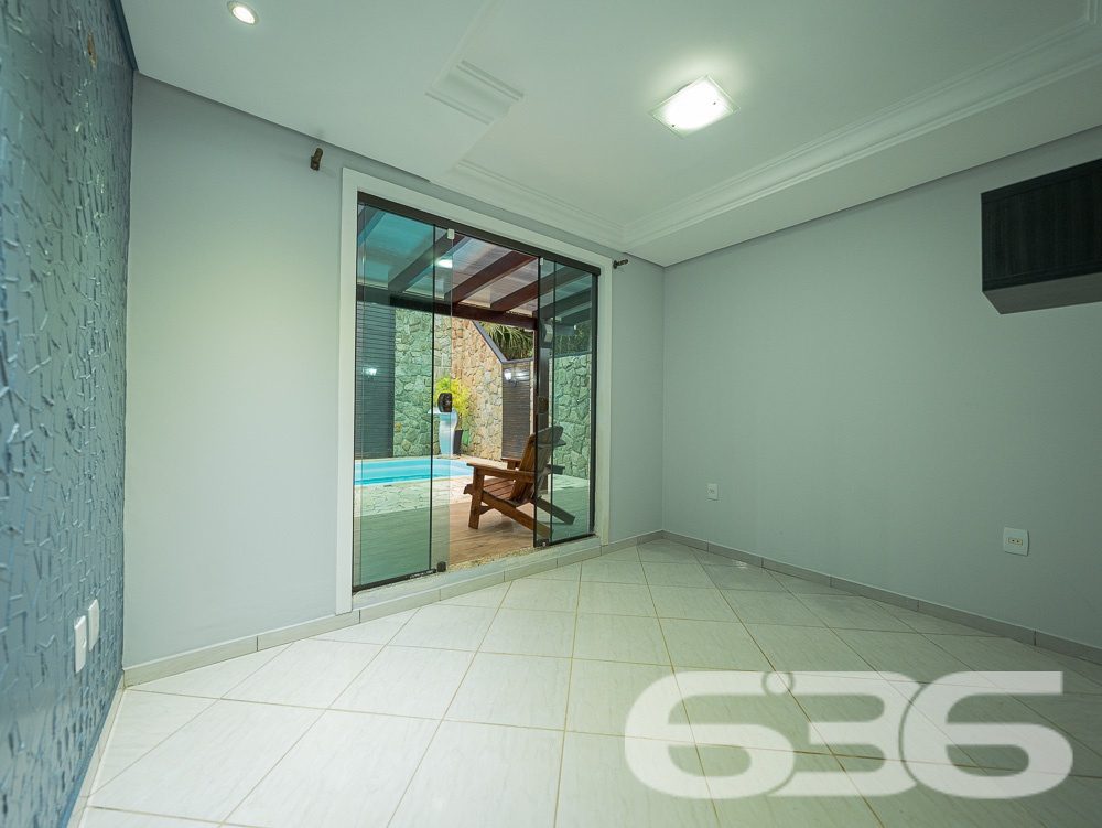 Localizado em uma das áreas mais desejadas de Joinville, no bairro Santa Catarina, este sobrado é o lar ideal para quem busca conforto, espaço e um acabamento impecável.
Características do Imóvel
Este sobrado é dividido em dois pavimentos, praticamente duas casas em uma. No primeiro andar, você encontrará uma ampla área social, com 2 salas de estar ideais para receber amigos e familiares. A cozinha é equipada com móveis planejados e possui integração direta com a área de festa, que é um verdadeiro convite ao lazer, contando com uma churrasqueira e piscina privativa. Este andar ainda possui 3 dormitórios, sendo uma suíte com hidromassagem, proporcionando momentos de relaxamento incomparáveis. O acabamento é impecável, com rebaixo em gesso e projeto luminotécnico de alta qualidade, garantindo sofisticação em cada detalhe.
No segundo andar, a elegância continua. A casa oferece uma segunda suíte, perfeito para quem deseja um espaço extra de conforto e privacidade. Este pavimento ainda conta com outro quarto, área de festa integrada à lavanderia, e um acabamento que não deixa nada a desejar, seguindo o mesmo padrão de excelência encontrado no andar inferior.
Conforto e Segurança
Para a sua tranquilidade, o sobrado conta com portão eletrônico, interfone, e todo o perímetro é murado. As garagens cobertas oferecem espaço para dois veículos, e ainda há vagas adicionais em garagens descobertas. Os ambientes são climatizados, equipados com condicionadores de ar para garantir o máximo conforto em qualquer estação do ano.
Além disso, a residência está pronta para receber seus animais de estimação, tornando-se o lar perfeito para toda a família.
Áreas de Lazer e Convivência
A área de lazer deste imóvel é um espetáculo à parte. Com uma área de festa integrada à cozinha gourmet, piscina, churrasqueira e uma varanda ampla, você terá tudo o que precisa para momentos de diversão e descanso. O jardim bem cuidado completa o cenário, oferecendo um espaço verde para seus momentos de descontração.
Venha Conhecer
Se você procura um imóvel que ofereça conforto, elegância e um espaço amplo para sua família, este sobrado em Joinville é a escolha ideal. Agende uma visita e venha conhecer de perto todos os detalhes que fazem deste imóvel uma verdadeira joia no mercado imobiliário.
636 NEGÓCIOS IMOBILIÁRIOS: A SUA MELHOR ESCOLHA
Com mais de 30 anos de experiência, a 636 Negócios Imobiliários é sua parceira ideal para encontrar o imóvel perfeito. Estamos prontos para ajudá-lo a fazer deste imóvel o seu novo lar.
Telefone: (47) 3451-0636
WhatsApp: (47) 99190-0636
Não perca esta oportunidade única. Visite nosso site para mais informações: i636.com.br