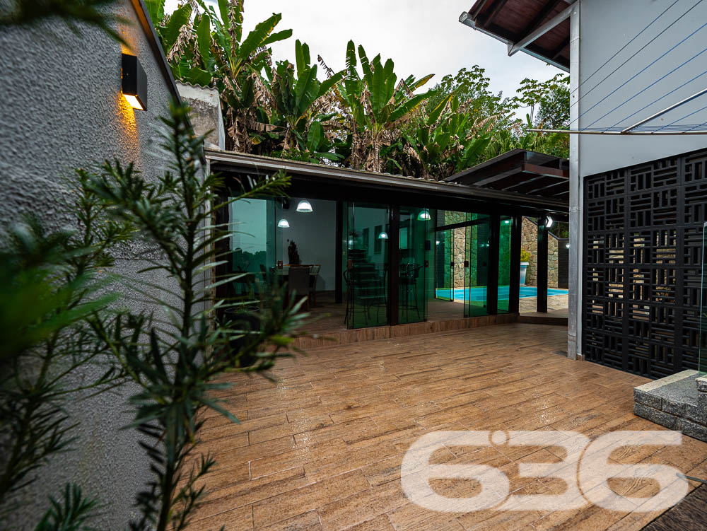 Localizado em uma das áreas mais desejadas de Joinville, no bairro Santa Catarina, este sobrado é o lar ideal para quem busca conforto, espaço e um acabamento impecável.
Características do Imóvel
Este sobrado é dividido em dois pavimentos, praticamente duas casas em uma. No primeiro andar, você encontrará uma ampla área social, com 2 salas de estar ideais para receber amigos e familiares. A cozinha é equipada com móveis planejados e possui integração direta com a área de festa, que é um verdadeiro convite ao lazer, contando com uma churrasqueira e piscina privativa. Este andar ainda possui 3 dormitórios, sendo uma suíte com hidromassagem, proporcionando momentos de relaxamento incomparáveis. O acabamento é impecável, com rebaixo em gesso e projeto luminotécnico de alta qualidade, garantindo sofisticação em cada detalhe.
No segundo andar, a elegância continua. A casa oferece uma segunda suíte, perfeito para quem deseja um espaço extra de conforto e privacidade. Este pavimento ainda conta com outro quarto, área de festa integrada à lavanderia, e um acabamento que não deixa nada a desejar, seguindo o mesmo padrão de excelência encontrado no andar inferior.
Conforto e Segurança
Para a sua tranquilidade, o sobrado conta com portão eletrônico, interfone, e todo o perímetro é murado. As garagens cobertas oferecem espaço para dois veículos, e ainda há vagas adicionais em garagens descobertas. Os ambientes são climatizados, equipados com condicionadores de ar para garantir o máximo conforto em qualquer estação do ano.
Além disso, a residência está pronta para receber seus animais de estimação, tornando-se o lar perfeito para toda a família.
Áreas de Lazer e Convivência
A área de lazer deste imóvel é um espetáculo à parte. Com uma área de festa integrada à cozinha gourmet, piscina, churrasqueira e uma varanda ampla, você terá tudo o que precisa para momentos de diversão e descanso. O jardim bem cuidado completa o cenário, oferecendo um espaço verde para seus momentos de descontração.
Venha Conhecer
Se você procura um imóvel que ofereça conforto, elegância e um espaço amplo para sua família, este sobrado em Joinville é a escolha ideal. Agende uma visita e venha conhecer de perto todos os detalhes que fazem deste imóvel uma verdadeira joia no mercado imobiliário.
636 NEGÓCIOS IMOBILIÁRIOS: A SUA MELHOR ESCOLHA
Com mais de 30 anos de experiência, a 636 Negócios Imobiliários é sua parceira ideal para encontrar o imóvel perfeito. Estamos prontos para ajudá-lo a fazer deste imóvel o seu novo lar.
Telefone: (47) 3451-0636
WhatsApp: (47) 99190-0636
Não perca esta oportunidade única. Visite nosso site para mais informações: i636.com.br