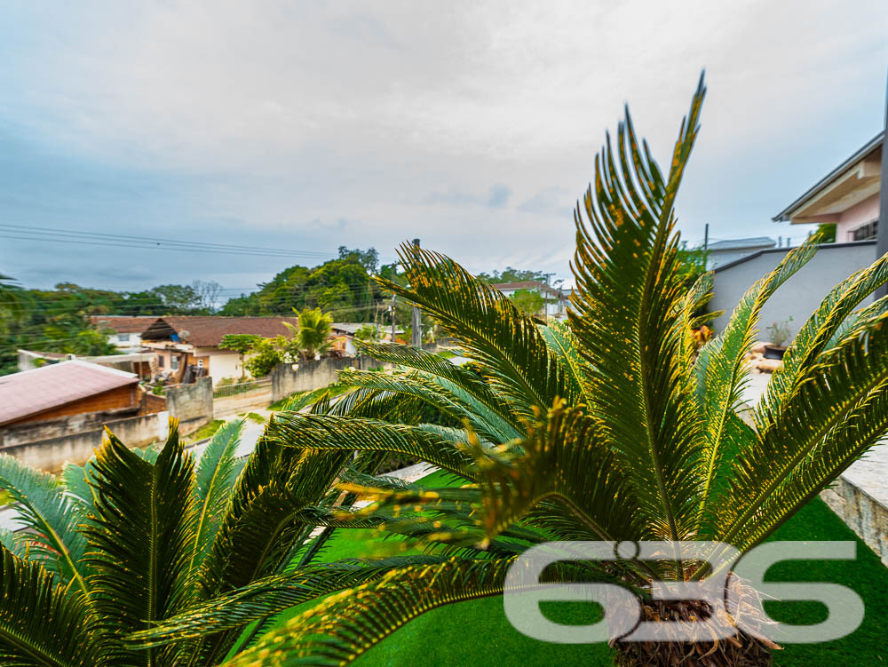 Localizado em uma das áreas mais desejadas de Joinville, no bairro Santa Catarina, este sobrado é o lar ideal para quem busca conforto, espaço e um acabamento impecável.
Características do Imóvel
Este sobrado é dividido em dois pavimentos, praticamente duas casas em uma. No primeiro andar, você encontrará uma ampla área social, com 2 salas de estar ideais para receber amigos e familiares. A cozinha é equipada com móveis planejados e possui integração direta com a área de festa, que é um verdadeiro convite ao lazer, contando com uma churrasqueira e piscina privativa. Este andar ainda possui 3 dormitórios, sendo uma suíte com hidromassagem, proporcionando momentos de relaxamento incomparáveis. O acabamento é impecável, com rebaixo em gesso e projeto luminotécnico de alta qualidade, garantindo sofisticação em cada detalhe.
No segundo andar, a elegância continua. A casa oferece uma segunda suíte, perfeito para quem deseja um espaço extra de conforto e privacidade. Este pavimento ainda conta com outro quarto, área de festa integrada à lavanderia, e um acabamento que não deixa nada a desejar, seguindo o mesmo padrão de excelência encontrado no andar inferior.
Conforto e Segurança
Para a sua tranquilidade, o sobrado conta com portão eletrônico, interfone, e todo o perímetro é murado. As garagens cobertas oferecem espaço para dois veículos, e ainda há vagas adicionais em garagens descobertas. Os ambientes são climatizados, equipados com condicionadores de ar para garantir o máximo conforto em qualquer estação do ano.
Além disso, a residência está pronta para receber seus animais de estimação, tornando-se o lar perfeito para toda a família.
Áreas de Lazer e Convivência
A área de lazer deste imóvel é um espetáculo à parte. Com uma área de festa integrada à cozinha gourmet, piscina, churrasqueira e uma varanda ampla, você terá tudo o que precisa para momentos de diversão e descanso. O jardim bem cuidado completa o cenário, oferecendo um espaço verde para seus momentos de descontração.
Venha Conhecer
Se você procura um imóvel que ofereça conforto, elegância e um espaço amplo para sua família, este sobrado em Joinville é a escolha ideal. Agende uma visita e venha conhecer de perto todos os detalhes que fazem deste imóvel uma verdadeira joia no mercado imobiliário.
636 NEGÓCIOS IMOBILIÁRIOS: A SUA MELHOR ESCOLHA
Com mais de 30 anos de experiência, a 636 Negócios Imobiliários é sua parceira ideal para encontrar o imóvel perfeito. Estamos prontos para ajudá-lo a fazer deste imóvel o seu novo lar.
Telefone: (47) 3451-0636
WhatsApp: (47) 99190-0636
Não perca esta oportunidade única. Visite nosso site para mais informações: i636.com.br