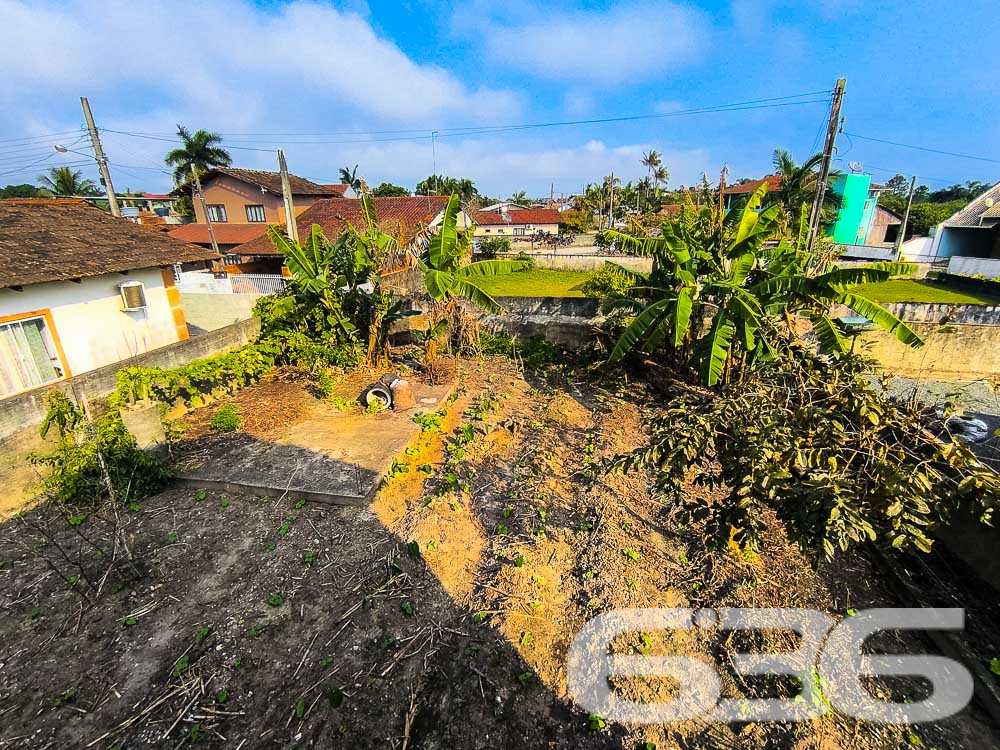 Descubra a Beleza e o Potencial de Balneário Barra do Sul!

Venha conhecer este sobrado em construção no coração do bairro Costeira, a apenas 150 metros da serena lagoa, oferecendo uma oportunidade única de personalizar seu novo lar ou investimento. Este imóvel se destaca tanto por sua localização privilegiada quanto pelo seu enorme potencial.

Composição do Imóvel:

Três espaços para garagem
Espaços designados para dormitórios, salas de estar e jantar, banheiro, cozinhas, e sacadas
Ampla área externa, ideal para jardins ou espaço de lazer
Terreno totalmente murado, oferecendo privacidade e segurança

Vantagens Adicionais:

Localização estratégica, próxima a escolas e serviços públicos essenciais, tornando-a uma escolha perfeita para famílias
Permite animais, ideal para quem deseja espaço para pets
Proximidade com a lagoa oferece um cenário relaxante e atividades aquáticas
Investimento Inteligente: Aproveite a chance de investir em um imóvel com grande potencial de valorização. A área está em crescimento, com muitas construções novas aumentando o valor local. Compre agora e veja seu investimento crescer.

Construa o Lar dos Seus Sonhos: Personalize e termine este sobrado exatamente como você deseja. Este projeto permite que você implemente sua visão sem compromissos, criando um espaço que reflete verdadeiramente seu estilo de vida e preferências.

Este é o momento perfeito para quem busca uma propriedade com potencial tanto para moradia quanto para investimento. Não perca essa oportunidade de criar algo único em uma das localizações mais cobiçadas de Santa Catarina. Entre em contato hoje mesmo com a 636 Negócios Imobiliários e descubra como é fácil começar a construir seu futuro em Balneário Barra do Sul!
 
636 NEGÓCIOS IMOBILIÁRIOS: A SUA MELHOR ESCOLHA
Com mais de 30 anos de experiência, a 636 Negócios Imobiliários é sua parceira ideal para encontrar o imóvel perfeito. Estamos prontos para ajudá-lo a fazer deste imóvel o seu novo lar.
 
Telefone: (47) 3451-0636
WhatsApp: (47) 99190-0636
 
Não perca esta oportunidade única. Visite nosso site para mais informações: i636.com.br

