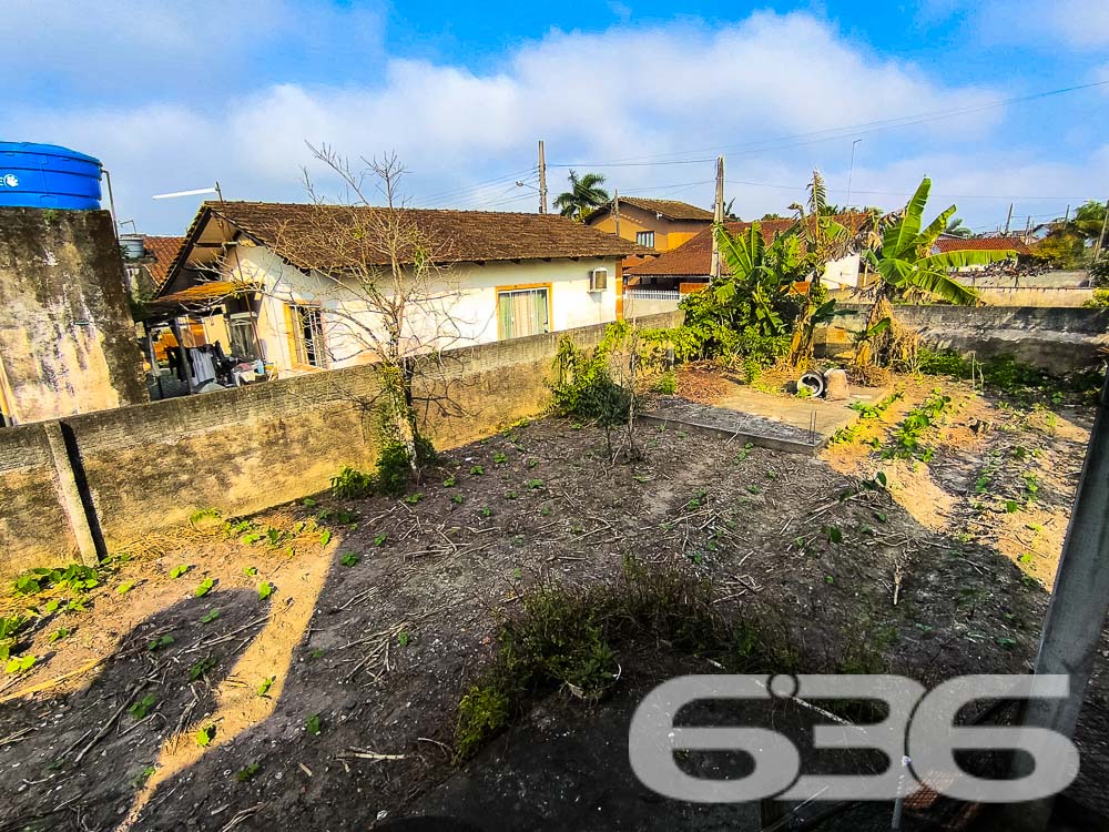 Descubra a Beleza e o Potencial de Balneário Barra do Sul!

Venha conhecer este sobrado em construção no coração do bairro Costeira, a apenas 150 metros da serena lagoa, oferecendo uma oportunidade única de personalizar seu novo lar ou investimento. Este imóvel se destaca tanto por sua localização privilegiada quanto pelo seu enorme potencial.

Composição do Imóvel:

Três espaços para garagem
Espaços designados para dormitórios, salas de estar e jantar, banheiro, cozinhas, e sacadas
Ampla área externa, ideal para jardins ou espaço de lazer
Terreno totalmente murado, oferecendo privacidade e segurança

Vantagens Adicionais:

Localização estratégica, próxima a escolas e serviços públicos essenciais, tornando-a uma escolha perfeita para famílias
Permite animais, ideal para quem deseja espaço para pets
Proximidade com a lagoa oferece um cenário relaxante e atividades aquáticas
Investimento Inteligente: Aproveite a chance de investir em um imóvel com grande potencial de valorização. A área está em crescimento, com muitas construções novas aumentando o valor local. Compre agora e veja seu investimento crescer.

Construa o Lar dos Seus Sonhos: Personalize e termine este sobrado exatamente como você deseja. Este projeto permite que você implemente sua visão sem compromissos, criando um espaço que reflete verdadeiramente seu estilo de vida e preferências.

Este é o momento perfeito para quem busca uma propriedade com potencial tanto para moradia quanto para investimento. Não perca essa oportunidade de criar algo único em uma das localizações mais cobiçadas de Santa Catarina. Entre em contato hoje mesmo com a 636 Negócios Imobiliários e descubra como é fácil começar a construir seu futuro em Balneário Barra do Sul!
 
636 NEGÓCIOS IMOBILIÁRIOS: A SUA MELHOR ESCOLHA
Com mais de 30 anos de experiência, a 636 Negócios Imobiliários é sua parceira ideal para encontrar o imóvel perfeito. Estamos prontos para ajudá-lo a fazer deste imóvel o seu novo lar.
 
Telefone: (47) 3451-0636
WhatsApp: (47) 99190-0636
 
Não perca esta oportunidade única. Visite nosso site para mais informações: i636.com.br

