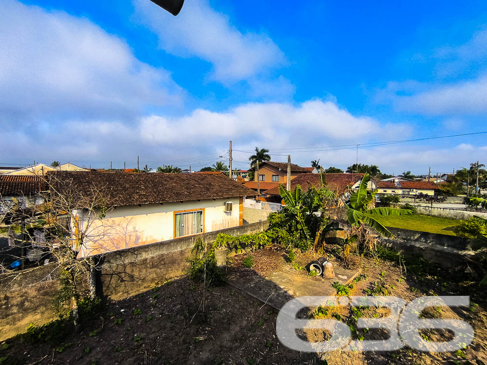 Descubra a Beleza e o Potencial de Balneário Barra do Sul!

Venha conhecer este sobrado em construção no coração do bairro Costeira, a apenas 150 metros da serena lagoa, oferecendo uma oportunidade única de personalizar seu novo lar ou investimento. Este imóvel se destaca tanto por sua localização privilegiada quanto pelo seu enorme potencial.

Composição do Imóvel:

Três espaços para garagem
Espaços designados para dormitórios, salas de estar e jantar, banheiro, cozinhas, e sacadas
Ampla área externa, ideal para jardins ou espaço de lazer
Terreno totalmente murado, oferecendo privacidade e segurança

Vantagens Adicionais:

Localização estratégica, próxima a escolas e serviços públicos essenciais, tornando-a uma escolha perfeita para famílias
Permite animais, ideal para quem deseja espaço para pets
Proximidade com a lagoa oferece um cenário relaxante e atividades aquáticas
Investimento Inteligente: Aproveite a chance de investir em um imóvel com grande potencial de valorização. A área está em crescimento, com muitas construções novas aumentando o valor local. Compre agora e veja seu investimento crescer.

Construa o Lar dos Seus Sonhos: Personalize e termine este sobrado exatamente como você deseja. Este projeto permite que você implemente sua visão sem compromissos, criando um espaço que reflete verdadeiramente seu estilo de vida e preferências.

Este é o momento perfeito para quem busca uma propriedade com potencial tanto para moradia quanto para investimento. Não perca essa oportunidade de criar algo único em uma das localizações mais cobiçadas de Santa Catarina. Entre em contato hoje mesmo com a 636 Negócios Imobiliários e descubra como é fácil começar a construir seu futuro em Balneário Barra do Sul!
 
636 NEGÓCIOS IMOBILIÁRIOS: A SUA MELHOR ESCOLHA
Com mais de 30 anos de experiência, a 636 Negócios Imobiliários é sua parceira ideal para encontrar o imóvel perfeito. Estamos prontos para ajudá-lo a fazer deste imóvel o seu novo lar.
 
Telefone: (47) 3451-0636
WhatsApp: (47) 99190-0636
 
Não perca esta oportunidade única. Visite nosso site para mais informações: i636.com.br

