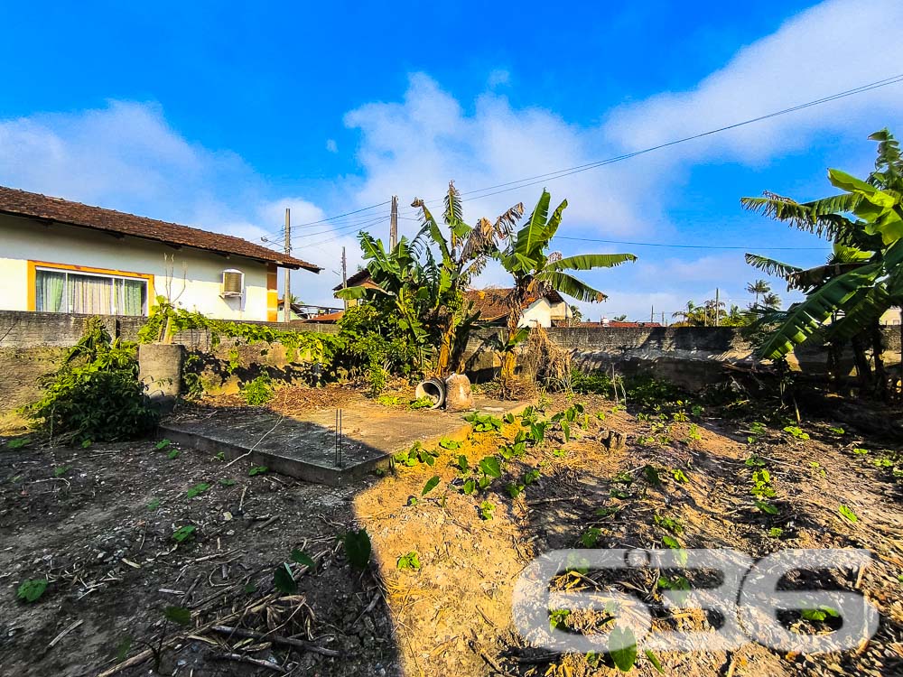 Descubra a Beleza e o Potencial de Balneário Barra do Sul!

Venha conhecer este sobrado em construção no coração do bairro Costeira, a apenas 150 metros da serena lagoa, oferecendo uma oportunidade única de personalizar seu novo lar ou investimento. Este imóvel se destaca tanto por sua localização privilegiada quanto pelo seu enorme potencial.

Composição do Imóvel:

Três espaços para garagem
Espaços designados para dormitórios, salas de estar e jantar, banheiro, cozinhas, e sacadas
Ampla área externa, ideal para jardins ou espaço de lazer
Terreno totalmente murado, oferecendo privacidade e segurança

Vantagens Adicionais:

Localização estratégica, próxima a escolas e serviços públicos essenciais, tornando-a uma escolha perfeita para famílias
Permite animais, ideal para quem deseja espaço para pets
Proximidade com a lagoa oferece um cenário relaxante e atividades aquáticas
Investimento Inteligente: Aproveite a chance de investir em um imóvel com grande potencial de valorização. A área está em crescimento, com muitas construções novas aumentando o valor local. Compre agora e veja seu investimento crescer.

Construa o Lar dos Seus Sonhos: Personalize e termine este sobrado exatamente como você deseja. Este projeto permite que você implemente sua visão sem compromissos, criando um espaço que reflete verdadeiramente seu estilo de vida e preferências.

Este é o momento perfeito para quem busca uma propriedade com potencial tanto para moradia quanto para investimento. Não perca essa oportunidade de criar algo único em uma das localizações mais cobiçadas de Santa Catarina. Entre em contato hoje mesmo com a 636 Negócios Imobiliários e descubra como é fácil começar a construir seu futuro em Balneário Barra do Sul!
 
636 NEGÓCIOS IMOBILIÁRIOS: A SUA MELHOR ESCOLHA
Com mais de 30 anos de experiência, a 636 Negócios Imobiliários é sua parceira ideal para encontrar o imóvel perfeito. Estamos prontos para ajudá-lo a fazer deste imóvel o seu novo lar.
 
Telefone: (47) 3451-0636
WhatsApp: (47) 99190-0636
 
Não perca esta oportunidade única. Visite nosso site para mais informações: i636.com.br

