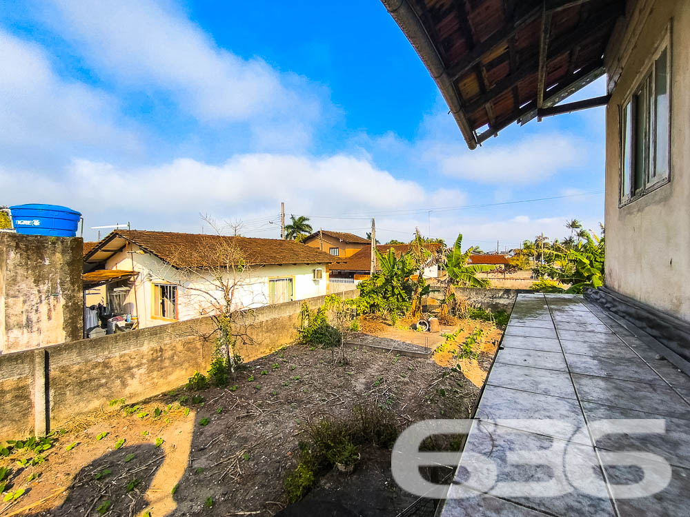 Descubra a Beleza e o Potencial de Balneário Barra do Sul!

Venha conhecer este sobrado em construção no coração do bairro Costeira, a apenas 150 metros da serena lagoa, oferecendo uma oportunidade única de personalizar seu novo lar ou investimento. Este imóvel se destaca tanto por sua localização privilegiada quanto pelo seu enorme potencial.

Composição do Imóvel:

Três espaços para garagem
Espaços designados para dormitórios, salas de estar e jantar, banheiro, cozinhas, e sacadas
Ampla área externa, ideal para jardins ou espaço de lazer
Terreno totalmente murado, oferecendo privacidade e segurança

Vantagens Adicionais:

Localização estratégica, próxima a escolas e serviços públicos essenciais, tornando-a uma escolha perfeita para famílias
Permite animais, ideal para quem deseja espaço para pets
Proximidade com a lagoa oferece um cenário relaxante e atividades aquáticas
Investimento Inteligente: Aproveite a chance de investir em um imóvel com grande potencial de valorização. A área está em crescimento, com muitas construções novas aumentando o valor local. Compre agora e veja seu investimento crescer.

Construa o Lar dos Seus Sonhos: Personalize e termine este sobrado exatamente como você deseja. Este projeto permite que você implemente sua visão sem compromissos, criando um espaço que reflete verdadeiramente seu estilo de vida e preferências.

Este é o momento perfeito para quem busca uma propriedade com potencial tanto para moradia quanto para investimento. Não perca essa oportunidade de criar algo único em uma das localizações mais cobiçadas de Santa Catarina. Entre em contato hoje mesmo com a 636 Negócios Imobiliários e descubra como é fácil começar a construir seu futuro em Balneário Barra do Sul!
 
636 NEGÓCIOS IMOBILIÁRIOS: A SUA MELHOR ESCOLHA
Com mais de 30 anos de experiência, a 636 Negócios Imobiliários é sua parceira ideal para encontrar o imóvel perfeito. Estamos prontos para ajudá-lo a fazer deste imóvel o seu novo lar.
 
Telefone: (47) 3451-0636
WhatsApp: (47) 99190-0636
 
Não perca esta oportunidade única. Visite nosso site para mais informações: i636.com.br

