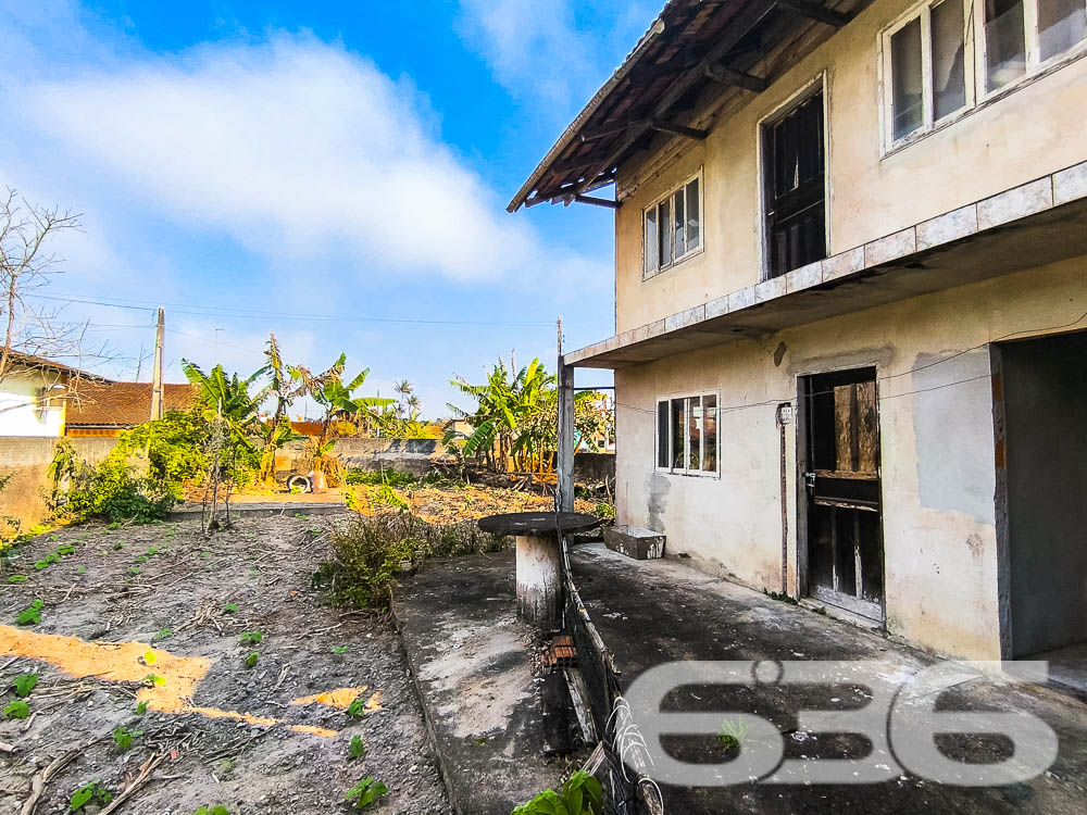 Descubra a Beleza e o Potencial de Balneário Barra do Sul!

Venha conhecer este sobrado em construção no coração do bairro Costeira, a apenas 150 metros da serena lagoa, oferecendo uma oportunidade única de personalizar seu novo lar ou investimento. Este imóvel se destaca tanto por sua localização privilegiada quanto pelo seu enorme potencial.

Composição do Imóvel:

Três espaços para garagem
Espaços designados para dormitórios, salas de estar e jantar, banheiro, cozinhas, e sacadas
Ampla área externa, ideal para jardins ou espaço de lazer
Terreno totalmente murado, oferecendo privacidade e segurança

Vantagens Adicionais:

Localização estratégica, próxima a escolas e serviços públicos essenciais, tornando-a uma escolha perfeita para famílias
Permite animais, ideal para quem deseja espaço para pets
Proximidade com a lagoa oferece um cenário relaxante e atividades aquáticas
Investimento Inteligente: Aproveite a chance de investir em um imóvel com grande potencial de valorização. A área está em crescimento, com muitas construções novas aumentando o valor local. Compre agora e veja seu investimento crescer.

Construa o Lar dos Seus Sonhos: Personalize e termine este sobrado exatamente como você deseja. Este projeto permite que você implemente sua visão sem compromissos, criando um espaço que reflete verdadeiramente seu estilo de vida e preferências.

Este é o momento perfeito para quem busca uma propriedade com potencial tanto para moradia quanto para investimento. Não perca essa oportunidade de criar algo único em uma das localizações mais cobiçadas de Santa Catarina. Entre em contato hoje mesmo com a 636 Negócios Imobiliários e descubra como é fácil começar a construir seu futuro em Balneário Barra do Sul!
 
636 NEGÓCIOS IMOBILIÁRIOS: A SUA MELHOR ESCOLHA
Com mais de 30 anos de experiência, a 636 Negócios Imobiliários é sua parceira ideal para encontrar o imóvel perfeito. Estamos prontos para ajudá-lo a fazer deste imóvel o seu novo lar.
 
Telefone: (47) 3451-0636
WhatsApp: (47) 99190-0636
 
Não perca esta oportunidade única. Visite nosso site para mais informações: i636.com.br

