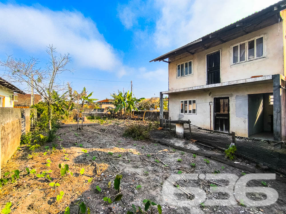 Descubra a Beleza e o Potencial de Balneário Barra do Sul!

Venha conhecer este sobrado em construção no coração do bairro Costeira, a apenas 150 metros da serena lagoa, oferecendo uma oportunidade única de personalizar seu novo lar ou investimento. Este imóvel se destaca tanto por sua localização privilegiada quanto pelo seu enorme potencial.

Composição do Imóvel:

Três espaços para garagem
Espaços designados para dormitórios, salas de estar e jantar, banheiro, cozinhas, e sacadas
Ampla área externa, ideal para jardins ou espaço de lazer
Terreno totalmente murado, oferecendo privacidade e segurança

Vantagens Adicionais:

Localização estratégica, próxima a escolas e serviços públicos essenciais, tornando-a uma escolha perfeita para famílias
Permite animais, ideal para quem deseja espaço para pets
Proximidade com a lagoa oferece um cenário relaxante e atividades aquáticas
Investimento Inteligente: Aproveite a chance de investir em um imóvel com grande potencial de valorização. A área está em crescimento, com muitas construções novas aumentando o valor local. Compre agora e veja seu investimento crescer.

Construa o Lar dos Seus Sonhos: Personalize e termine este sobrado exatamente como você deseja. Este projeto permite que você implemente sua visão sem compromissos, criando um espaço que reflete verdadeiramente seu estilo de vida e preferências.

Este é o momento perfeito para quem busca uma propriedade com potencial tanto para moradia quanto para investimento. Não perca essa oportunidade de criar algo único em uma das localizações mais cobiçadas de Santa Catarina. Entre em contato hoje mesmo com a 636 Negócios Imobiliários e descubra como é fácil começar a construir seu futuro em Balneário Barra do Sul!
 
636 NEGÓCIOS IMOBILIÁRIOS: A SUA MELHOR ESCOLHA
Com mais de 30 anos de experiência, a 636 Negócios Imobiliários é sua parceira ideal para encontrar o imóvel perfeito. Estamos prontos para ajudá-lo a fazer deste imóvel o seu novo lar.
 
Telefone: (47) 3451-0636
WhatsApp: (47) 99190-0636
 
Não perca esta oportunidade única. Visite nosso site para mais informações: i636.com.br

