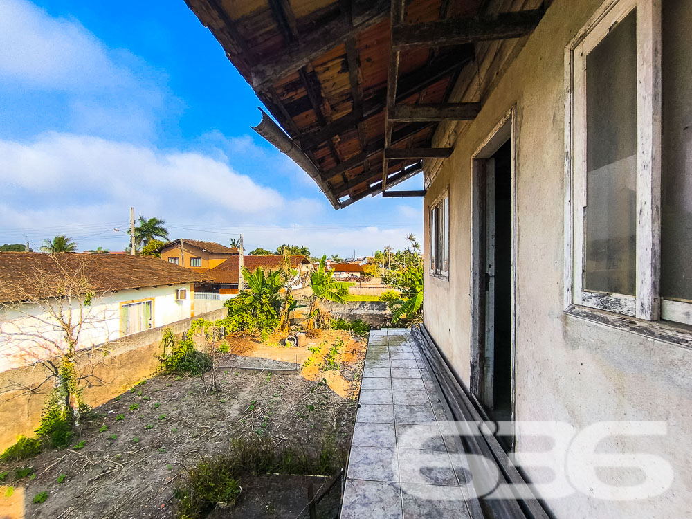 Descubra a Beleza e o Potencial de Balneário Barra do Sul!

Venha conhecer este sobrado em construção no coração do bairro Costeira, a apenas 150 metros da serena lagoa, oferecendo uma oportunidade única de personalizar seu novo lar ou investimento. Este imóvel se destaca tanto por sua localização privilegiada quanto pelo seu enorme potencial.

Composição do Imóvel:

Três espaços para garagem
Espaços designados para dormitórios, salas de estar e jantar, banheiro, cozinhas, e sacadas
Ampla área externa, ideal para jardins ou espaço de lazer
Terreno totalmente murado, oferecendo privacidade e segurança

Vantagens Adicionais:

Localização estratégica, próxima a escolas e serviços públicos essenciais, tornando-a uma escolha perfeita para famílias
Permite animais, ideal para quem deseja espaço para pets
Proximidade com a lagoa oferece um cenário relaxante e atividades aquáticas
Investimento Inteligente: Aproveite a chance de investir em um imóvel com grande potencial de valorização. A área está em crescimento, com muitas construções novas aumentando o valor local. Compre agora e veja seu investimento crescer.

Construa o Lar dos Seus Sonhos: Personalize e termine este sobrado exatamente como você deseja. Este projeto permite que você implemente sua visão sem compromissos, criando um espaço que reflete verdadeiramente seu estilo de vida e preferências.

Este é o momento perfeito para quem busca uma propriedade com potencial tanto para moradia quanto para investimento. Não perca essa oportunidade de criar algo único em uma das localizações mais cobiçadas de Santa Catarina. Entre em contato hoje mesmo com a 636 Negócios Imobiliários e descubra como é fácil começar a construir seu futuro em Balneário Barra do Sul!
 
636 NEGÓCIOS IMOBILIÁRIOS: A SUA MELHOR ESCOLHA
Com mais de 30 anos de experiência, a 636 Negócios Imobiliários é sua parceira ideal para encontrar o imóvel perfeito. Estamos prontos para ajudá-lo a fazer deste imóvel o seu novo lar.
 
Telefone: (47) 3451-0636
WhatsApp: (47) 99190-0636
 
Não perca esta oportunidade única. Visite nosso site para mais informações: i636.com.br

