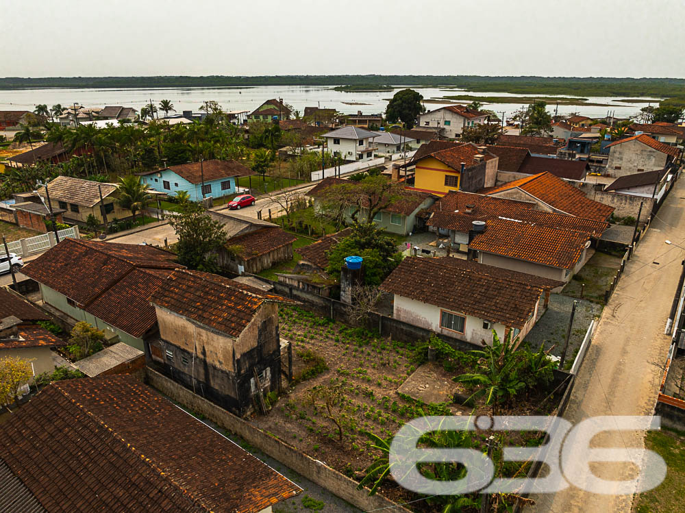 Descubra a Beleza e o Potencial de Balneário Barra do Sul!

Venha conhecer este sobrado em construção no coração do bairro Costeira, a apenas 150 metros da serena lagoa, oferecendo uma oportunidade única de personalizar seu novo lar ou investimento. Este imóvel se destaca tanto por sua localização privilegiada quanto pelo seu enorme potencial.

Composição do Imóvel:

Três espaços para garagem
Espaços designados para dormitórios, salas de estar e jantar, banheiro, cozinhas, e sacadas
Ampla área externa, ideal para jardins ou espaço de lazer
Terreno totalmente murado, oferecendo privacidade e segurança

Vantagens Adicionais:

Localização estratégica, próxima a escolas e serviços públicos essenciais, tornando-a uma escolha perfeita para famílias
Permite animais, ideal para quem deseja espaço para pets
Proximidade com a lagoa oferece um cenário relaxante e atividades aquáticas
Investimento Inteligente: Aproveite a chance de investir em um imóvel com grande potencial de valorização. A área está em crescimento, com muitas construções novas aumentando o valor local. Compre agora e veja seu investimento crescer.

Construa o Lar dos Seus Sonhos: Personalize e termine este sobrado exatamente como você deseja. Este projeto permite que você implemente sua visão sem compromissos, criando um espaço que reflete verdadeiramente seu estilo de vida e preferências.

Este é o momento perfeito para quem busca uma propriedade com potencial tanto para moradia quanto para investimento. Não perca essa oportunidade de criar algo único em uma das localizações mais cobiçadas de Santa Catarina. Entre em contato hoje mesmo com a 636 Negócios Imobiliários e descubra como é fácil começar a construir seu futuro em Balneário Barra do Sul!
 
636 NEGÓCIOS IMOBILIÁRIOS: A SUA MELHOR ESCOLHA
Com mais de 30 anos de experiência, a 636 Negócios Imobiliários é sua parceira ideal para encontrar o imóvel perfeito. Estamos prontos para ajudá-lo a fazer deste imóvel o seu novo lar.
 
Telefone: (47) 3451-0636
WhatsApp: (47) 99190-0636
 
Não perca esta oportunidade única. Visite nosso site para mais informações: i636.com.br

