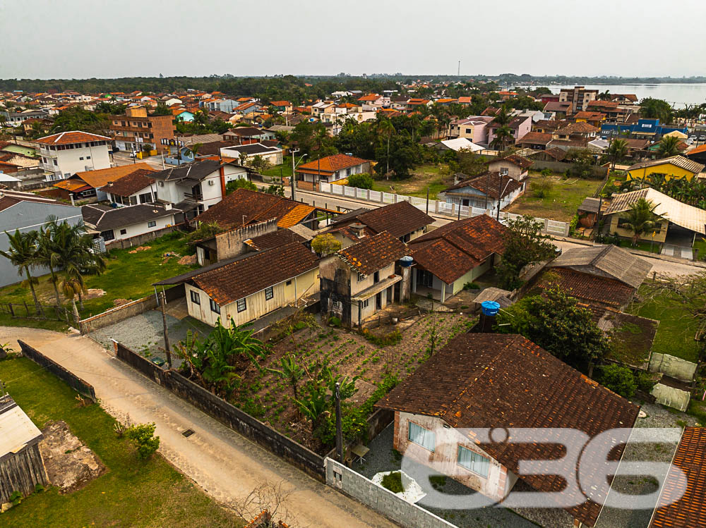 Descubra a Beleza e o Potencial de Balneário Barra do Sul!

Venha conhecer este sobrado em construção no coração do bairro Costeira, a apenas 150 metros da serena lagoa, oferecendo uma oportunidade única de personalizar seu novo lar ou investimento. Este imóvel se destaca tanto por sua localização privilegiada quanto pelo seu enorme potencial.

Composição do Imóvel:

Três espaços para garagem
Espaços designados para dormitórios, salas de estar e jantar, banheiro, cozinhas, e sacadas
Ampla área externa, ideal para jardins ou espaço de lazer
Terreno totalmente murado, oferecendo privacidade e segurança

Vantagens Adicionais:

Localização estratégica, próxima a escolas e serviços públicos essenciais, tornando-a uma escolha perfeita para famílias
Permite animais, ideal para quem deseja espaço para pets
Proximidade com a lagoa oferece um cenário relaxante e atividades aquáticas
Investimento Inteligente: Aproveite a chance de investir em um imóvel com grande potencial de valorização. A área está em crescimento, com muitas construções novas aumentando o valor local. Compre agora e veja seu investimento crescer.

Construa o Lar dos Seus Sonhos: Personalize e termine este sobrado exatamente como você deseja. Este projeto permite que você implemente sua visão sem compromissos, criando um espaço que reflete verdadeiramente seu estilo de vida e preferências.

Este é o momento perfeito para quem busca uma propriedade com potencial tanto para moradia quanto para investimento. Não perca essa oportunidade de criar algo único em uma das localizações mais cobiçadas de Santa Catarina. Entre em contato hoje mesmo com a 636 Negócios Imobiliários e descubra como é fácil começar a construir seu futuro em Balneário Barra do Sul!
 
636 NEGÓCIOS IMOBILIÁRIOS: A SUA MELHOR ESCOLHA
Com mais de 30 anos de experiência, a 636 Negócios Imobiliários é sua parceira ideal para encontrar o imóvel perfeito. Estamos prontos para ajudá-lo a fazer deste imóvel o seu novo lar.
 
Telefone: (47) 3451-0636
WhatsApp: (47) 99190-0636
 
Não perca esta oportunidade única. Visite nosso site para mais informações: i636.com.br

