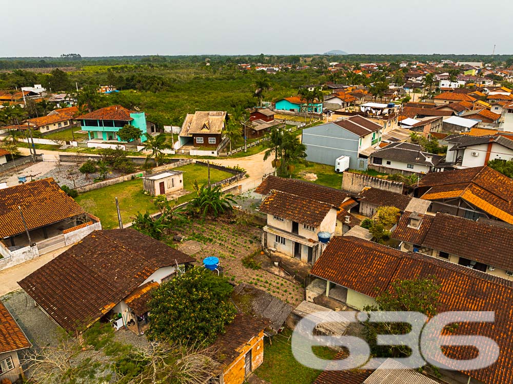 Descubra a Beleza e o Potencial de Balneário Barra do Sul!

Venha conhecer este sobrado em construção no coração do bairro Costeira, a apenas 150 metros da serena lagoa, oferecendo uma oportunidade única de personalizar seu novo lar ou investimento. Este imóvel se destaca tanto por sua localização privilegiada quanto pelo seu enorme potencial.

Composição do Imóvel:

Três espaços para garagem
Espaços designados para dormitórios, salas de estar e jantar, banheiro, cozinhas, e sacadas
Ampla área externa, ideal para jardins ou espaço de lazer
Terreno totalmente murado, oferecendo privacidade e segurança

Vantagens Adicionais:

Localização estratégica, próxima a escolas e serviços públicos essenciais, tornando-a uma escolha perfeita para famílias
Permite animais, ideal para quem deseja espaço para pets
Proximidade com a lagoa oferece um cenário relaxante e atividades aquáticas
Investimento Inteligente: Aproveite a chance de investir em um imóvel com grande potencial de valorização. A área está em crescimento, com muitas construções novas aumentando o valor local. Compre agora e veja seu investimento crescer.

Construa o Lar dos Seus Sonhos: Personalize e termine este sobrado exatamente como você deseja. Este projeto permite que você implemente sua visão sem compromissos, criando um espaço que reflete verdadeiramente seu estilo de vida e preferências.

Este é o momento perfeito para quem busca uma propriedade com potencial tanto para moradia quanto para investimento. Não perca essa oportunidade de criar algo único em uma das localizações mais cobiçadas de Santa Catarina. Entre em contato hoje mesmo com a 636 Negócios Imobiliários e descubra como é fácil começar a construir seu futuro em Balneário Barra do Sul!
 
636 NEGÓCIOS IMOBILIÁRIOS: A SUA MELHOR ESCOLHA
Com mais de 30 anos de experiência, a 636 Negócios Imobiliários é sua parceira ideal para encontrar o imóvel perfeito. Estamos prontos para ajudá-lo a fazer deste imóvel o seu novo lar.
 
Telefone: (47) 3451-0636
WhatsApp: (47) 99190-0636
 
Não perca esta oportunidade única. Visite nosso site para mais informações: i636.com.br

