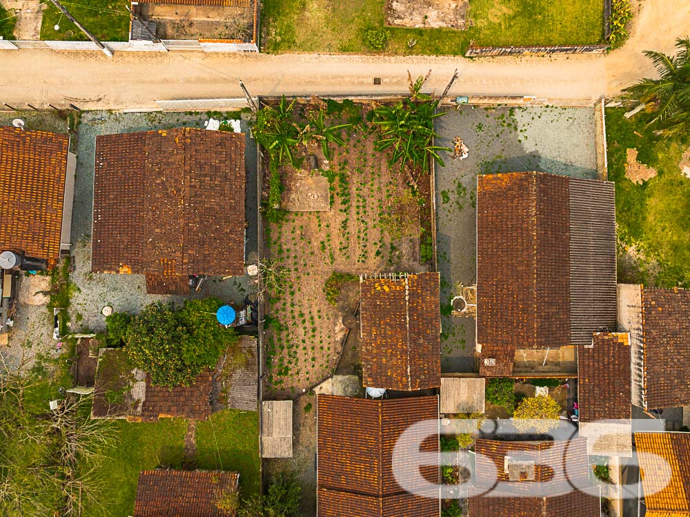 Descubra a Beleza e o Potencial de Balneário Barra do Sul!

Venha conhecer este sobrado em construção no coração do bairro Costeira, a apenas 150 metros da serena lagoa, oferecendo uma oportunidade única de personalizar seu novo lar ou investimento. Este imóvel se destaca tanto por sua localização privilegiada quanto pelo seu enorme potencial.

Composição do Imóvel:

Três espaços para garagem
Espaços designados para dormitórios, salas de estar e jantar, banheiro, cozinhas, e sacadas
Ampla área externa, ideal para jardins ou espaço de lazer
Terreno totalmente murado, oferecendo privacidade e segurança

Vantagens Adicionais:

Localização estratégica, próxima a escolas e serviços públicos essenciais, tornando-a uma escolha perfeita para famílias
Permite animais, ideal para quem deseja espaço para pets
Proximidade com a lagoa oferece um cenário relaxante e atividades aquáticas
Investimento Inteligente: Aproveite a chance de investir em um imóvel com grande potencial de valorização. A área está em crescimento, com muitas construções novas aumentando o valor local. Compre agora e veja seu investimento crescer.

Construa o Lar dos Seus Sonhos: Personalize e termine este sobrado exatamente como você deseja. Este projeto permite que você implemente sua visão sem compromissos, criando um espaço que reflete verdadeiramente seu estilo de vida e preferências.

Este é o momento perfeito para quem busca uma propriedade com potencial tanto para moradia quanto para investimento. Não perca essa oportunidade de criar algo único em uma das localizações mais cobiçadas de Santa Catarina. Entre em contato hoje mesmo com a 636 Negócios Imobiliários e descubra como é fácil começar a construir seu futuro em Balneário Barra do Sul!
 
636 NEGÓCIOS IMOBILIÁRIOS: A SUA MELHOR ESCOLHA
Com mais de 30 anos de experiência, a 636 Negócios Imobiliários é sua parceira ideal para encontrar o imóvel perfeito. Estamos prontos para ajudá-lo a fazer deste imóvel o seu novo lar.
 
Telefone: (47) 3451-0636
WhatsApp: (47) 99190-0636
 
Não perca esta oportunidade única. Visite nosso site para mais informações: i636.com.br

