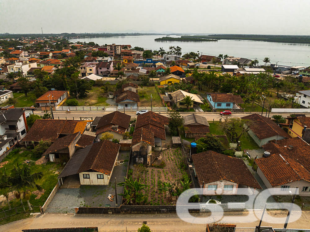 Descubra a Beleza e o Potencial de Balneário Barra do Sul!

Venha conhecer este sobrado em construção no coração do bairro Costeira, a apenas 150 metros da serena lagoa, oferecendo uma oportunidade única de personalizar seu novo lar ou investimento. Este imóvel se destaca tanto por sua localização privilegiada quanto pelo seu enorme potencial.

Composição do Imóvel:

Três espaços para garagem
Espaços designados para dormitórios, salas de estar e jantar, banheiro, cozinhas, e sacadas
Ampla área externa, ideal para jardins ou espaço de lazer
Terreno totalmente murado, oferecendo privacidade e segurança

Vantagens Adicionais:

Localização estratégica, próxima a escolas e serviços públicos essenciais, tornando-a uma escolha perfeita para famílias
Permite animais, ideal para quem deseja espaço para pets
Proximidade com a lagoa oferece um cenário relaxante e atividades aquáticas
Investimento Inteligente: Aproveite a chance de investir em um imóvel com grande potencial de valorização. A área está em crescimento, com muitas construções novas aumentando o valor local. Compre agora e veja seu investimento crescer.

Construa o Lar dos Seus Sonhos: Personalize e termine este sobrado exatamente como você deseja. Este projeto permite que você implemente sua visão sem compromissos, criando um espaço que reflete verdadeiramente seu estilo de vida e preferências.

Este é o momento perfeito para quem busca uma propriedade com potencial tanto para moradia quanto para investimento. Não perca essa oportunidade de criar algo único em uma das localizações mais cobiçadas de Santa Catarina. Entre em contato hoje mesmo com a 636 Negócios Imobiliários e descubra como é fácil começar a construir seu futuro em Balneário Barra do Sul!
 
636 NEGÓCIOS IMOBILIÁRIOS: A SUA MELHOR ESCOLHA
Com mais de 30 anos de experiência, a 636 Negócios Imobiliários é sua parceira ideal para encontrar o imóvel perfeito. Estamos prontos para ajudá-lo a fazer deste imóvel o seu novo lar.
 
Telefone: (47) 3451-0636
WhatsApp: (47) 99190-0636
 
Não perca esta oportunidade única. Visite nosso site para mais informações: i636.com.br

