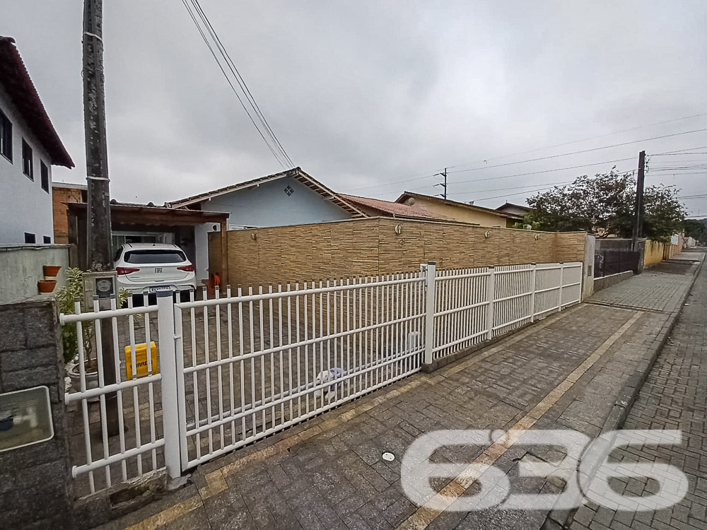 Esta residência térrea no coração de Joinville, SC, representa a união ideal de conforto, espaço e localização. O imóvel se espalha por 135m² de área construída em um terreno, oferecendo amplitude e várias possibilidades para personalização.

Composição do Imóvel:

Área Interna: A casa dispõe de três dormitórios aconchegantes, dois banheiros equipados, uma sala de estar ampla para relaxar e uma sala de jantar pronta para criar memórias em família. A cozinha é espaçosa e já está equipada com móveis planejados, integrada a uma copa, proporcionando um ambiente prático e convidativo.
Área Externa: Externamente, o imóvel conta com uma área de festa com churrasqueira, ideal para entretenimento e eventos sociais. A propriedade inclui também duas garagens, sendo uma coberta e outra descoberta, garantindo facilidade e segurança para o estacionamento.

Localização Privilegiada: Localizada em rua pavimentada no bairro Boehmerwald, a casa está próxima a importantes vias de acesso, escolas, transporte público e serviços públicos essenciais, facilitando o dia a dia dos moradores.

Lazer e Conveniência:

Piscina: Ideal para os dias quentes, a piscina privativa é um verdadeiro oásis para relaxamento.
Permite Animais: Para aqueles que amam pets, o imóvel é perfeito, já que conta com espaço adequado e seguro para animais de estimação.
Tecnologia e Segurança: A casa é murada ou cercada, oferecendo privacidade e segurança, além de já estar conectada à internet, suportando todas as necessidades do mundo digital.

Esta residência não é apenas uma casa, mas um lar pronto para acolher novos momentos felizes. Se você está buscando um ambiente confortável, seguro e bem localizado em Joinville, esta é a escolha certa.

Invista no seu futuro, agende uma visita e venha conhecer seu novo lar em Joinville!
 
636 NEGÓCIOS IMOBILIÁRIOS: A SUA MELHOR ESCOLHA
Com mais de 30 anos de experiência, a 636 Negócios Imobiliários é sua parceira ideal para encontrar o imóvel perfeito. Estamos prontos para ajudá-lo a fazer deste imóvel o seu novo lar.
 
Telefone: (47) 3451-0636
WhatsApp: (47) 99190-0636
 
Não perca esta oportunidade única. Visite nosso site para mais informações: i636.com.br