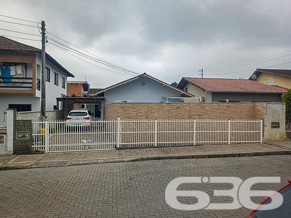 Esta residência térrea no coração de Joinville, SC, representa a união ideal de conforto, espaço e localização. O imóvel se espalha por 135m² de área construída em um terreno, oferecendo amplitude e várias possibilidades para personalização.

Composição do Imóvel:

Área Interna: A casa dispõe de três dormitórios aconchegantes, dois banheiros equipados, uma sala de estar ampla para relaxar e uma sala de jantar pronta para criar memórias em família. A cozinha é espaçosa e já está equipada com móveis planejados, integrada a uma copa, proporcionando um ambiente prático e convidativo.
Área Externa: Externamente, o imóvel conta com uma área de festa com churrasqueira, ideal para entretenimento e eventos sociais. A propriedade inclui também duas garagens, sendo uma coberta e outra descoberta, garantindo facilidade e segurança para o estacionamento.

Localização Privilegiada: Localizada em rua pavimentada no bairro Boehmerwald, a casa está próxima a importantes vias de acesso, escolas, transporte público e serviços públicos essenciais, facilitando o dia a dia dos moradores.

Lazer e Conveniência:

Piscina: Ideal para os dias quentes, a piscina privativa é um verdadeiro oásis para relaxamento.
Permite Animais: Para aqueles que amam pets, o imóvel é perfeito, já que conta com espaço adequado e seguro para animais de estimação.
Tecnologia e Segurança: A casa é murada ou cercada, oferecendo privacidade e segurança, além de já estar conectada à internet, suportando todas as necessidades do mundo digital.

Esta residência não é apenas uma casa, mas um lar pronto para acolher novos momentos felizes. Se você está buscando um ambiente confortável, seguro e bem localizado em Joinville, esta é a escolha certa.

Invista no seu futuro, agende uma visita e venha conhecer seu novo lar em Joinville!
 
636 NEGÓCIOS IMOBILIÁRIOS: A SUA MELHOR ESCOLHA
Com mais de 30 anos de experiência, a 636 Negócios Imobiliários é sua parceira ideal para encontrar o imóvel perfeito. Estamos prontos para ajudá-lo a fazer deste imóvel o seu novo lar.
 
Telefone: (47) 3451-0636
WhatsApp: (47) 99190-0636
 
Não perca esta oportunidade única. Visite nosso site para mais informações: i636.com.br