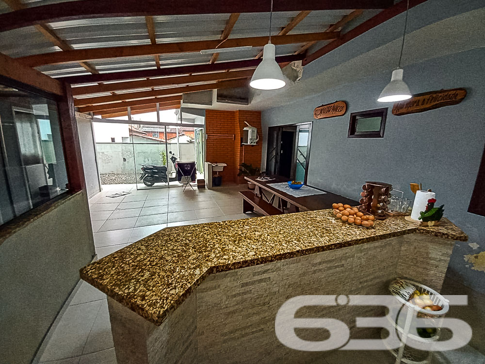 Esta residência térrea no coração de Joinville, SC, representa a união ideal de conforto, espaço e localização. O imóvel se espalha por 135m² de área construída em um terreno, oferecendo amplitude e várias possibilidades para personalização.

Composição do Imóvel:

Área Interna: A casa dispõe de três dormitórios aconchegantes, dois banheiros equipados, uma sala de estar ampla para relaxar e uma sala de jantar pronta para criar memórias em família. A cozinha é espaçosa e já está equipada com móveis planejados, integrada a uma copa, proporcionando um ambiente prático e convidativo.
Área Externa: Externamente, o imóvel conta com uma área de festa com churrasqueira, ideal para entretenimento e eventos sociais. A propriedade inclui também duas garagens, sendo uma coberta e outra descoberta, garantindo facilidade e segurança para o estacionamento.

Localização Privilegiada: Localizada em rua pavimentada no bairro Boehmerwald, a casa está próxima a importantes vias de acesso, escolas, transporte público e serviços públicos essenciais, facilitando o dia a dia dos moradores.

Lazer e Conveniência:

Piscina: Ideal para os dias quentes, a piscina privativa é um verdadeiro oásis para relaxamento.
Permite Animais: Para aqueles que amam pets, o imóvel é perfeito, já que conta com espaço adequado e seguro para animais de estimação.
Tecnologia e Segurança: A casa é murada ou cercada, oferecendo privacidade e segurança, além de já estar conectada à internet, suportando todas as necessidades do mundo digital.

Esta residência não é apenas uma casa, mas um lar pronto para acolher novos momentos felizes. Se você está buscando um ambiente confortável, seguro e bem localizado em Joinville, esta é a escolha certa.

Invista no seu futuro, agende uma visita e venha conhecer seu novo lar em Joinville!
 
636 NEGÓCIOS IMOBILIÁRIOS: A SUA MELHOR ESCOLHA
Com mais de 30 anos de experiência, a 636 Negócios Imobiliários é sua parceira ideal para encontrar o imóvel perfeito. Estamos prontos para ajudá-lo a fazer deste imóvel o seu novo lar.
 
Telefone: (47) 3451-0636
WhatsApp: (47) 99190-0636
 
Não perca esta oportunidade única. Visite nosso site para mais informações: i636.com.br