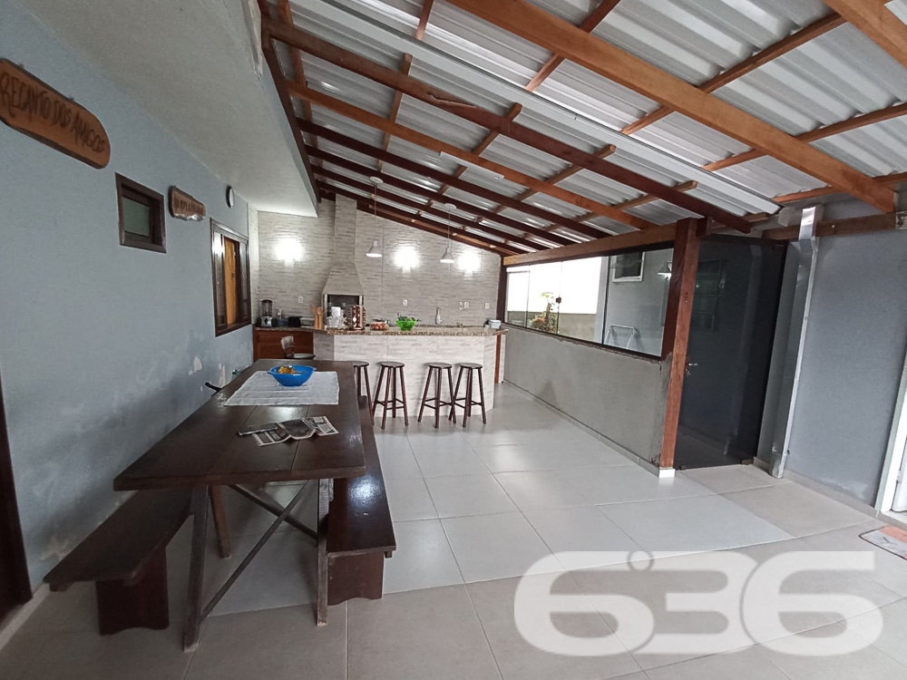Esta residência térrea no coração de Joinville, SC, representa a união ideal de conforto, espaço e localização. O imóvel se espalha por 135m² de área construída em um terreno, oferecendo amplitude e várias possibilidades para personalização.

Composição do Imóvel:

Área Interna: A casa dispõe de três dormitórios aconchegantes, dois banheiros equipados, uma sala de estar ampla para relaxar e uma sala de jantar pronta para criar memórias em família. A cozinha é espaçosa e já está equipada com móveis planejados, integrada a uma copa, proporcionando um ambiente prático e convidativo.
Área Externa: Externamente, o imóvel conta com uma área de festa com churrasqueira, ideal para entretenimento e eventos sociais. A propriedade inclui também duas garagens, sendo uma coberta e outra descoberta, garantindo facilidade e segurança para o estacionamento.

Localização Privilegiada: Localizada em rua pavimentada no bairro Boehmerwald, a casa está próxima a importantes vias de acesso, escolas, transporte público e serviços públicos essenciais, facilitando o dia a dia dos moradores.

Lazer e Conveniência:

Piscina: Ideal para os dias quentes, a piscina privativa é um verdadeiro oásis para relaxamento.
Permite Animais: Para aqueles que amam pets, o imóvel é perfeito, já que conta com espaço adequado e seguro para animais de estimação.
Tecnologia e Segurança: A casa é murada ou cercada, oferecendo privacidade e segurança, além de já estar conectada à internet, suportando todas as necessidades do mundo digital.

Esta residência não é apenas uma casa, mas um lar pronto para acolher novos momentos felizes. Se você está buscando um ambiente confortável, seguro e bem localizado em Joinville, esta é a escolha certa.

Invista no seu futuro, agende uma visita e venha conhecer seu novo lar em Joinville!
 
636 NEGÓCIOS IMOBILIÁRIOS: A SUA MELHOR ESCOLHA
Com mais de 30 anos de experiência, a 636 Negócios Imobiliários é sua parceira ideal para encontrar o imóvel perfeito. Estamos prontos para ajudá-lo a fazer deste imóvel o seu novo lar.
 
Telefone: (47) 3451-0636
WhatsApp: (47) 99190-0636
 
Não perca esta oportunidade única. Visite nosso site para mais informações: i636.com.br