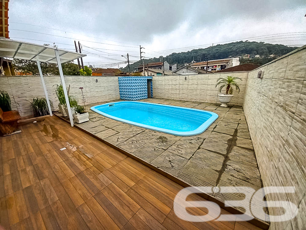 Esta residência térrea no coração de Joinville, SC, representa a união ideal de conforto, espaço e localização. O imóvel se espalha por 135m² de área construída em um terreno, oferecendo amplitude e várias possibilidades para personalização.

Composição do Imóvel:

Área Interna: A casa dispõe de três dormitórios aconchegantes, dois banheiros equipados, uma sala de estar ampla para relaxar e uma sala de jantar pronta para criar memórias em família. A cozinha é espaçosa e já está equipada com móveis planejados, integrada a uma copa, proporcionando um ambiente prático e convidativo.
Área Externa: Externamente, o imóvel conta com uma área de festa com churrasqueira, ideal para entretenimento e eventos sociais. A propriedade inclui também duas garagens, sendo uma coberta e outra descoberta, garantindo facilidade e segurança para o estacionamento.

Localização Privilegiada: Localizada em rua pavimentada no bairro Boehmerwald, a casa está próxima a importantes vias de acesso, escolas, transporte público e serviços públicos essenciais, facilitando o dia a dia dos moradores.

Lazer e Conveniência:

Piscina: Ideal para os dias quentes, a piscina privativa é um verdadeiro oásis para relaxamento.
Permite Animais: Para aqueles que amam pets, o imóvel é perfeito, já que conta com espaço adequado e seguro para animais de estimação.
Tecnologia e Segurança: A casa é murada ou cercada, oferecendo privacidade e segurança, além de já estar conectada à internet, suportando todas as necessidades do mundo digital.

Esta residência não é apenas uma casa, mas um lar pronto para acolher novos momentos felizes. Se você está buscando um ambiente confortável, seguro e bem localizado em Joinville, esta é a escolha certa.

Invista no seu futuro, agende uma visita e venha conhecer seu novo lar em Joinville!
 
636 NEGÓCIOS IMOBILIÁRIOS: A SUA MELHOR ESCOLHA
Com mais de 30 anos de experiência, a 636 Negócios Imobiliários é sua parceira ideal para encontrar o imóvel perfeito. Estamos prontos para ajudá-lo a fazer deste imóvel o seu novo lar.
 
Telefone: (47) 3451-0636
WhatsApp: (47) 99190-0636
 
Não perca esta oportunidade única. Visite nosso site para mais informações: i636.com.br