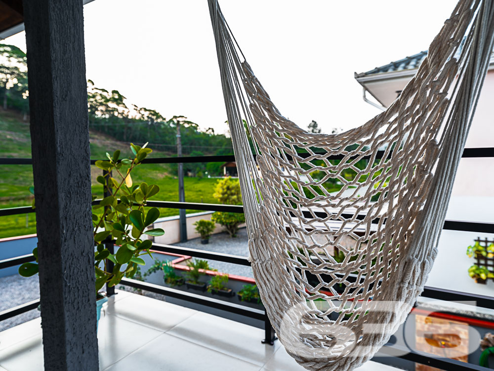 Descubra o privilégio de morar em um espaço onde a tranquilidade da natureza encontra o design sofisticado de uma residência moderna, tudo isso em Joinville, no bairro Pirabeiraba. Apresentamos uma propriedade, ideal para quem busca conforto, privacidade e a possibilidade de personalização em um imóvel único.

Composição do imóvel:

Número de Dormitórios: 6.
Banheiros: 3, modernos e bem equipados.
Garagem: Espaço coberto para 1 veículo e área descoberta com capacidade para até 5 carros adicionais.
Áreas de Lazer: Área de festas completa com churrasqueira, ideal para receber convidados e celebrar momentos especiais.
Ao entrar, você será recebido por uma sala ampla, que flui naturalmente para uma cozinha espaçosa e planejada, equipada com móveis modernos e práticos. A casa é avarandada, com uma laje ampla que oferece a possibilidade de construção de uma piscina, tornando-se o local ideal para relaxar enquanto se aprecia a vista das montanhas e do pasto verdejante ao fundo.

O piso térreo abriga uma área de festa com churrasqueira completa, um banheiro e cozinha, podendo facilmente ser adaptado para uma segunda morada ou ponto comercial, dependendo das suas necessidades. A propriedade é totalmente murada e possui portão eletrônico, garantindo privacidade e segurança.

Esta casa é perfeita para famílias grandes ou para quem deseja um amplo espaço para hospedar amigos e familiares. O imóvel é ainda mais valorizado por sua localização privilegiada, com fácil acesso a transporte público, escolas, hospitais e outros serviços essenciais. A rua pavimentada facilita o acesso e a movimentação pela área.

Para quem busca um lar que combine tranquilidade, espaço e beleza natural, esta residência em Joinville é a escolha ideal. Estamos abertos a permutas na região e consideramos parcelamento em condições facilitadas. Venha conhecer e se encantar com cada detalhe pensado para o seu bem-estar e conforto!
 
636 NEGÓCIOS IMOBILIÁRIOS: A SUA MELHOR ESCOLHA
Com mais de 30 anos de experiência, a 636 Negócios Imobiliários é sua parceira ideal para encontrar o imóvel perfeito. Estamos prontos para ajudá-lo a fazer deste imóvel o seu novo lar.
 
Telefone: (47) 3451-0636
WhatsApp: (47) 99190-0636
 
Não perca esta oportunidade única. Visite nosso site para mais informações: i636.com.br