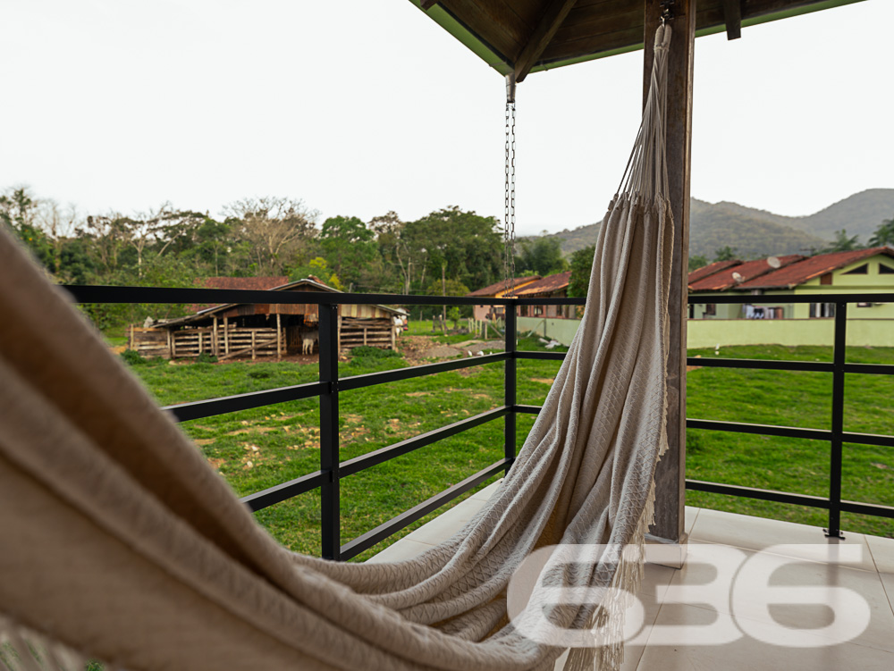Descubra o privilégio de morar em um espaço onde a tranquilidade da natureza encontra o design sofisticado de uma residência moderna, tudo isso em Joinville, no bairro Pirabeiraba. Apresentamos uma propriedade, ideal para quem busca conforto, privacidade e a possibilidade de personalização em um imóvel único.

Composição do imóvel:

Número de Dormitórios: 6.
Banheiros: 3, modernos e bem equipados.
Garagem: Espaço coberto para 1 veículo e área descoberta com capacidade para até 5 carros adicionais.
Áreas de Lazer: Área de festas completa com churrasqueira, ideal para receber convidados e celebrar momentos especiais.
Ao entrar, você será recebido por uma sala ampla, que flui naturalmente para uma cozinha espaçosa e planejada, equipada com móveis modernos e práticos. A casa é avarandada, com uma laje ampla que oferece a possibilidade de construção de uma piscina, tornando-se o local ideal para relaxar enquanto se aprecia a vista das montanhas e do pasto verdejante ao fundo.

O piso térreo abriga uma área de festa com churrasqueira completa, um banheiro e cozinha, podendo facilmente ser adaptado para uma segunda morada ou ponto comercial, dependendo das suas necessidades. A propriedade é totalmente murada e possui portão eletrônico, garantindo privacidade e segurança.

Esta casa é perfeita para famílias grandes ou para quem deseja um amplo espaço para hospedar amigos e familiares. O imóvel é ainda mais valorizado por sua localização privilegiada, com fácil acesso a transporte público, escolas, hospitais e outros serviços essenciais. A rua pavimentada facilita o acesso e a movimentação pela área.

Para quem busca um lar que combine tranquilidade, espaço e beleza natural, esta residência em Joinville é a escolha ideal. Estamos abertos a permutas na região e consideramos parcelamento em condições facilitadas. Venha conhecer e se encantar com cada detalhe pensado para o seu bem-estar e conforto!
 
636 NEGÓCIOS IMOBILIÁRIOS: A SUA MELHOR ESCOLHA
Com mais de 30 anos de experiência, a 636 Negócios Imobiliários é sua parceira ideal para encontrar o imóvel perfeito. Estamos prontos para ajudá-lo a fazer deste imóvel o seu novo lar.
 
Telefone: (47) 3451-0636
WhatsApp: (47) 99190-0636
 
Não perca esta oportunidade única. Visite nosso site para mais informações: i636.com.br