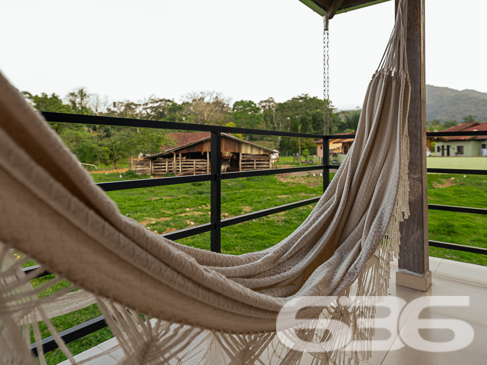Descubra o privilégio de morar em um espaço onde a tranquilidade da natureza encontra o design sofisticado de uma residência moderna, tudo isso em Joinville, no bairro Pirabeiraba. Apresentamos uma propriedade, ideal para quem busca conforto, privacidade e a possibilidade de personalização em um imóvel único.

Composição do imóvel:

Número de Dormitórios: 6.
Banheiros: 3, modernos e bem equipados.
Garagem: Espaço coberto para 1 veículo e área descoberta com capacidade para até 5 carros adicionais.
Áreas de Lazer: Área de festas completa com churrasqueira, ideal para receber convidados e celebrar momentos especiais.
Ao entrar, você será recebido por uma sala ampla, que flui naturalmente para uma cozinha espaçosa e planejada, equipada com móveis modernos e práticos. A casa é avarandada, com uma laje ampla que oferece a possibilidade de construção de uma piscina, tornando-se o local ideal para relaxar enquanto se aprecia a vista das montanhas e do pasto verdejante ao fundo.

O piso térreo abriga uma área de festa com churrasqueira completa, um banheiro e cozinha, podendo facilmente ser adaptado para uma segunda morada ou ponto comercial, dependendo das suas necessidades. A propriedade é totalmente murada e possui portão eletrônico, garantindo privacidade e segurança.

Esta casa é perfeita para famílias grandes ou para quem deseja um amplo espaço para hospedar amigos e familiares. O imóvel é ainda mais valorizado por sua localização privilegiada, com fácil acesso a transporte público, escolas, hospitais e outros serviços essenciais. A rua pavimentada facilita o acesso e a movimentação pela área.

Para quem busca um lar que combine tranquilidade, espaço e beleza natural, esta residência em Joinville é a escolha ideal. Estamos abertos a permutas na região e consideramos parcelamento em condições facilitadas. Venha conhecer e se encantar com cada detalhe pensado para o seu bem-estar e conforto!
 
636 NEGÓCIOS IMOBILIÁRIOS: A SUA MELHOR ESCOLHA
Com mais de 30 anos de experiência, a 636 Negócios Imobiliários é sua parceira ideal para encontrar o imóvel perfeito. Estamos prontos para ajudá-lo a fazer deste imóvel o seu novo lar.
 
Telefone: (47) 3451-0636
WhatsApp: (47) 99190-0636
 
Não perca esta oportunidade única. Visite nosso site para mais informações: i636.com.br