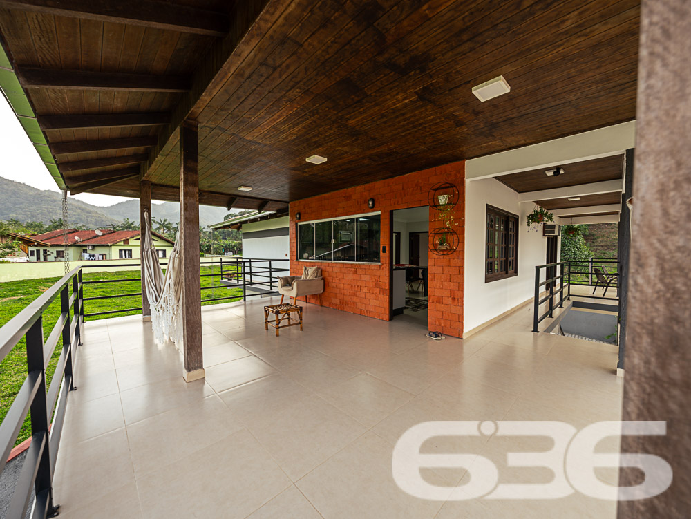 Descubra o privilégio de morar em um espaço onde a tranquilidade da natureza encontra o design sofisticado de uma residência moderna, tudo isso em Joinville, no bairro Pirabeiraba. Apresentamos uma propriedade, ideal para quem busca conforto, privacidade e a possibilidade de personalização em um imóvel único.

Composição do imóvel:

Número de Dormitórios: 6.
Banheiros: 3, modernos e bem equipados.
Garagem: Espaço coberto para 1 veículo e área descoberta com capacidade para até 5 carros adicionais.
Áreas de Lazer: Área de festas completa com churrasqueira, ideal para receber convidados e celebrar momentos especiais.
Ao entrar, você será recebido por uma sala ampla, que flui naturalmente para uma cozinha espaçosa e planejada, equipada com móveis modernos e práticos. A casa é avarandada, com uma laje ampla que oferece a possibilidade de construção de uma piscina, tornando-se o local ideal para relaxar enquanto se aprecia a vista das montanhas e do pasto verdejante ao fundo.

O piso térreo abriga uma área de festa com churrasqueira completa, um banheiro e cozinha, podendo facilmente ser adaptado para uma segunda morada ou ponto comercial, dependendo das suas necessidades. A propriedade é totalmente murada e possui portão eletrônico, garantindo privacidade e segurança.

Esta casa é perfeita para famílias grandes ou para quem deseja um amplo espaço para hospedar amigos e familiares. O imóvel é ainda mais valorizado por sua localização privilegiada, com fácil acesso a transporte público, escolas, hospitais e outros serviços essenciais. A rua pavimentada facilita o acesso e a movimentação pela área.

Para quem busca um lar que combine tranquilidade, espaço e beleza natural, esta residência em Joinville é a escolha ideal. Estamos abertos a permutas na região e consideramos parcelamento em condições facilitadas. Venha conhecer e se encantar com cada detalhe pensado para o seu bem-estar e conforto!
 
636 NEGÓCIOS IMOBILIÁRIOS: A SUA MELHOR ESCOLHA
Com mais de 30 anos de experiência, a 636 Negócios Imobiliários é sua parceira ideal para encontrar o imóvel perfeito. Estamos prontos para ajudá-lo a fazer deste imóvel o seu novo lar.
 
Telefone: (47) 3451-0636
WhatsApp: (47) 99190-0636
 
Não perca esta oportunidade única. Visite nosso site para mais informações: i636.com.br