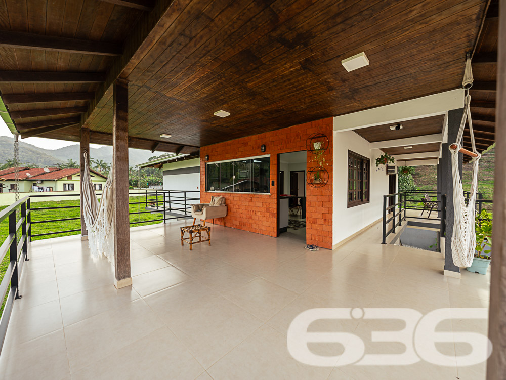 Descubra o privilégio de morar em um espaço onde a tranquilidade da natureza encontra o design sofisticado de uma residência moderna, tudo isso em Joinville, no bairro Pirabeiraba. Apresentamos uma propriedade, ideal para quem busca conforto, privacidade e a possibilidade de personalização em um imóvel único.

Composição do imóvel:

Número de Dormitórios: 6.
Banheiros: 3, modernos e bem equipados.
Garagem: Espaço coberto para 1 veículo e área descoberta com capacidade para até 5 carros adicionais.
Áreas de Lazer: Área de festas completa com churrasqueira, ideal para receber convidados e celebrar momentos especiais.
Ao entrar, você será recebido por uma sala ampla, que flui naturalmente para uma cozinha espaçosa e planejada, equipada com móveis modernos e práticos. A casa é avarandada, com uma laje ampla que oferece a possibilidade de construção de uma piscina, tornando-se o local ideal para relaxar enquanto se aprecia a vista das montanhas e do pasto verdejante ao fundo.

O piso térreo abriga uma área de festa com churrasqueira completa, um banheiro e cozinha, podendo facilmente ser adaptado para uma segunda morada ou ponto comercial, dependendo das suas necessidades. A propriedade é totalmente murada e possui portão eletrônico, garantindo privacidade e segurança.

Esta casa é perfeita para famílias grandes ou para quem deseja um amplo espaço para hospedar amigos e familiares. O imóvel é ainda mais valorizado por sua localização privilegiada, com fácil acesso a transporte público, escolas, hospitais e outros serviços essenciais. A rua pavimentada facilita o acesso e a movimentação pela área.

Para quem busca um lar que combine tranquilidade, espaço e beleza natural, esta residência em Joinville é a escolha ideal. Estamos abertos a permutas na região e consideramos parcelamento em condições facilitadas. Venha conhecer e se encantar com cada detalhe pensado para o seu bem-estar e conforto!
 
636 NEGÓCIOS IMOBILIÁRIOS: A SUA MELHOR ESCOLHA
Com mais de 30 anos de experiência, a 636 Negócios Imobiliários é sua parceira ideal para encontrar o imóvel perfeito. Estamos prontos para ajudá-lo a fazer deste imóvel o seu novo lar.
 
Telefone: (47) 3451-0636
WhatsApp: (47) 99190-0636
 
Não perca esta oportunidade única. Visite nosso site para mais informações: i636.com.br