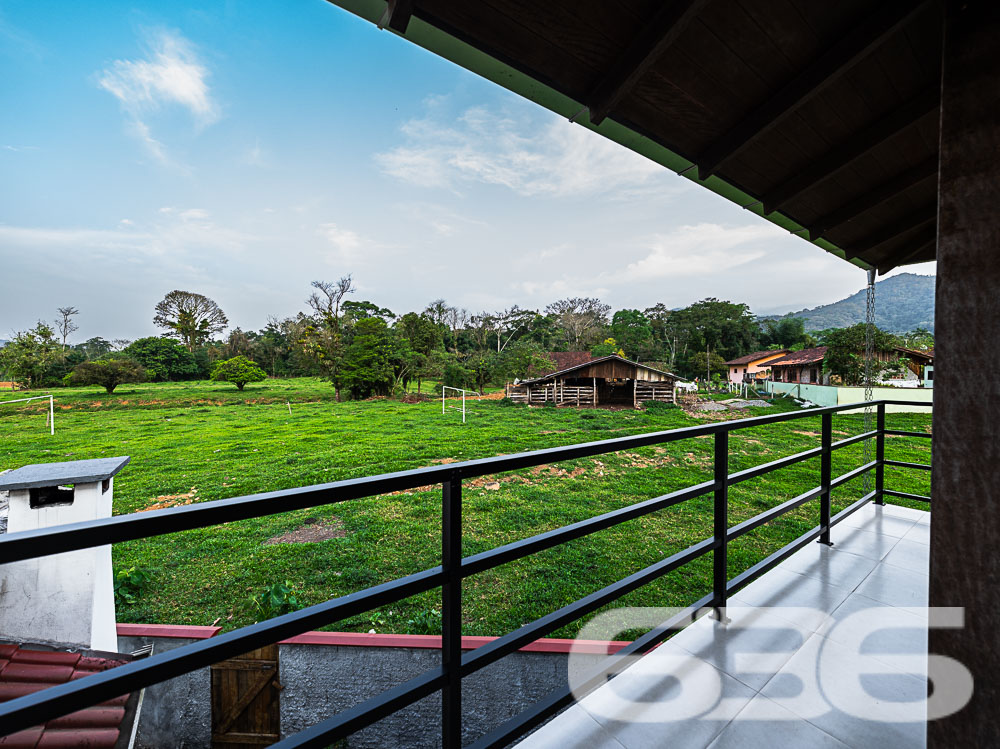 Descubra o privilégio de morar em um espaço onde a tranquilidade da natureza encontra o design sofisticado de uma residência moderna, tudo isso em Joinville, no bairro Pirabeiraba. Apresentamos uma propriedade, ideal para quem busca conforto, privacidade e a possibilidade de personalização em um imóvel único.

Composição do imóvel:

Número de Dormitórios: 6.
Banheiros: 3, modernos e bem equipados.
Garagem: Espaço coberto para 1 veículo e área descoberta com capacidade para até 5 carros adicionais.
Áreas de Lazer: Área de festas completa com churrasqueira, ideal para receber convidados e celebrar momentos especiais.
Ao entrar, você será recebido por uma sala ampla, que flui naturalmente para uma cozinha espaçosa e planejada, equipada com móveis modernos e práticos. A casa é avarandada, com uma laje ampla que oferece a possibilidade de construção de uma piscina, tornando-se o local ideal para relaxar enquanto se aprecia a vista das montanhas e do pasto verdejante ao fundo.

O piso térreo abriga uma área de festa com churrasqueira completa, um banheiro e cozinha, podendo facilmente ser adaptado para uma segunda morada ou ponto comercial, dependendo das suas necessidades. A propriedade é totalmente murada e possui portão eletrônico, garantindo privacidade e segurança.

Esta casa é perfeita para famílias grandes ou para quem deseja um amplo espaço para hospedar amigos e familiares. O imóvel é ainda mais valorizado por sua localização privilegiada, com fácil acesso a transporte público, escolas, hospitais e outros serviços essenciais. A rua pavimentada facilita o acesso e a movimentação pela área.

Para quem busca um lar que combine tranquilidade, espaço e beleza natural, esta residência em Joinville é a escolha ideal. Estamos abertos a permutas na região e consideramos parcelamento em condições facilitadas. Venha conhecer e se encantar com cada detalhe pensado para o seu bem-estar e conforto!
 
636 NEGÓCIOS IMOBILIÁRIOS: A SUA MELHOR ESCOLHA
Com mais de 30 anos de experiência, a 636 Negócios Imobiliários é sua parceira ideal para encontrar o imóvel perfeito. Estamos prontos para ajudá-lo a fazer deste imóvel o seu novo lar.
 
Telefone: (47) 3451-0636
WhatsApp: (47) 99190-0636
 
Não perca esta oportunidade única. Visite nosso site para mais informações: i636.com.br