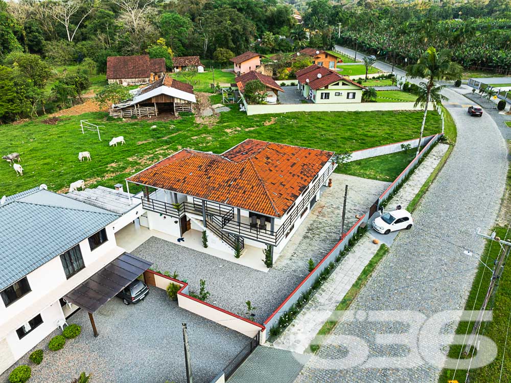 Descubra o privilégio de morar em um espaço onde a tranquilidade da natureza encontra o design sofisticado de uma residência moderna, tudo isso em Joinville, no bairro Pirabeiraba. Apresentamos uma propriedade, ideal para quem busca conforto, privacidade e a possibilidade de personalização em um imóvel único.

Composição do imóvel:

Número de Dormitórios: 6.
Banheiros: 3, modernos e bem equipados.
Garagem: Espaço coberto para 1 veículo e área descoberta com capacidade para até 5 carros adicionais.
Áreas de Lazer: Área de festas completa com churrasqueira, ideal para receber convidados e celebrar momentos especiais.
Ao entrar, você será recebido por uma sala ampla, que flui naturalmente para uma cozinha espaçosa e planejada, equipada com móveis modernos e práticos. A casa é avarandada, com uma laje ampla que oferece a possibilidade de construção de uma piscina, tornando-se o local ideal para relaxar enquanto se aprecia a vista das montanhas e do pasto verdejante ao fundo.

O piso térreo abriga uma área de festa com churrasqueira completa, um banheiro e cozinha, podendo facilmente ser adaptado para uma segunda morada ou ponto comercial, dependendo das suas necessidades. A propriedade é totalmente murada e possui portão eletrônico, garantindo privacidade e segurança.

Esta casa é perfeita para famílias grandes ou para quem deseja um amplo espaço para hospedar amigos e familiares. O imóvel é ainda mais valorizado por sua localização privilegiada, com fácil acesso a transporte público, escolas, hospitais e outros serviços essenciais. A rua pavimentada facilita o acesso e a movimentação pela área.

Para quem busca um lar que combine tranquilidade, espaço e beleza natural, esta residência em Joinville é a escolha ideal. Estamos abertos a permutas na região e consideramos parcelamento em condições facilitadas. Venha conhecer e se encantar com cada detalhe pensado para o seu bem-estar e conforto!
 
636 NEGÓCIOS IMOBILIÁRIOS: A SUA MELHOR ESCOLHA
Com mais de 30 anos de experiência, a 636 Negócios Imobiliários é sua parceira ideal para encontrar o imóvel perfeito. Estamos prontos para ajudá-lo a fazer deste imóvel o seu novo lar.
 
Telefone: (47) 3451-0636
WhatsApp: (47) 99190-0636
 
Não perca esta oportunidade única. Visite nosso site para mais informações: i636.com.br