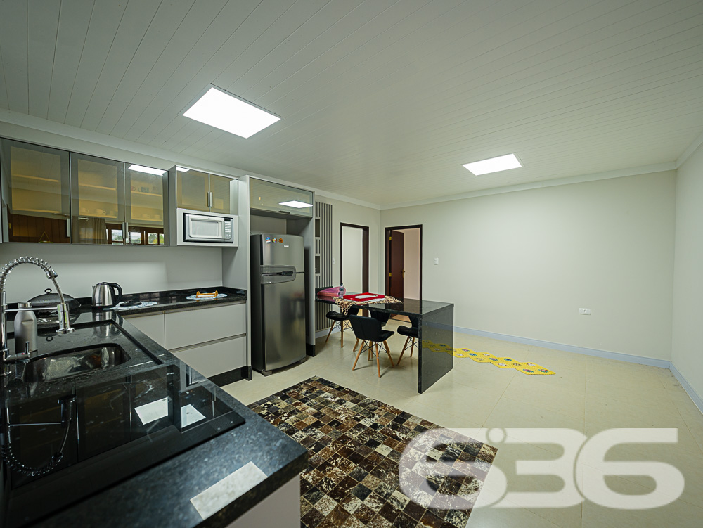 Descubra o privilégio de morar em um espaço onde a tranquilidade da natureza encontra o design sofisticado de uma residência moderna, tudo isso em Joinville, no bairro Pirabeiraba. Apresentamos uma propriedade, ideal para quem busca conforto, privacidade e a possibilidade de personalização em um imóvel único.

Composição do imóvel:

Número de Dormitórios: 6.
Banheiros: 3, modernos e bem equipados.
Garagem: Espaço coberto para 1 veículo e área descoberta com capacidade para até 5 carros adicionais.
Áreas de Lazer: Área de festas completa com churrasqueira, ideal para receber convidados e celebrar momentos especiais.
Ao entrar, você será recebido por uma sala ampla, que flui naturalmente para uma cozinha espaçosa e planejada, equipada com móveis modernos e práticos. A casa é avarandada, com uma laje ampla que oferece a possibilidade de construção de uma piscina, tornando-se o local ideal para relaxar enquanto se aprecia a vista das montanhas e do pasto verdejante ao fundo.

O piso térreo abriga uma área de festa com churrasqueira completa, um banheiro e cozinha, podendo facilmente ser adaptado para uma segunda morada ou ponto comercial, dependendo das suas necessidades. A propriedade é totalmente murada e possui portão eletrônico, garantindo privacidade e segurança.

Esta casa é perfeita para famílias grandes ou para quem deseja um amplo espaço para hospedar amigos e familiares. O imóvel é ainda mais valorizado por sua localização privilegiada, com fácil acesso a transporte público, escolas, hospitais e outros serviços essenciais. A rua pavimentada facilita o acesso e a movimentação pela área.

Para quem busca um lar que combine tranquilidade, espaço e beleza natural, esta residência em Joinville é a escolha ideal. Estamos abertos a permutas na região e consideramos parcelamento em condições facilitadas. Venha conhecer e se encantar com cada detalhe pensado para o seu bem-estar e conforto!
 
636 NEGÓCIOS IMOBILIÁRIOS: A SUA MELHOR ESCOLHA
Com mais de 30 anos de experiência, a 636 Negócios Imobiliários é sua parceira ideal para encontrar o imóvel perfeito. Estamos prontos para ajudá-lo a fazer deste imóvel o seu novo lar.
 
Telefone: (47) 3451-0636
WhatsApp: (47) 99190-0636
 
Não perca esta oportunidade única. Visite nosso site para mais informações: i636.com.br