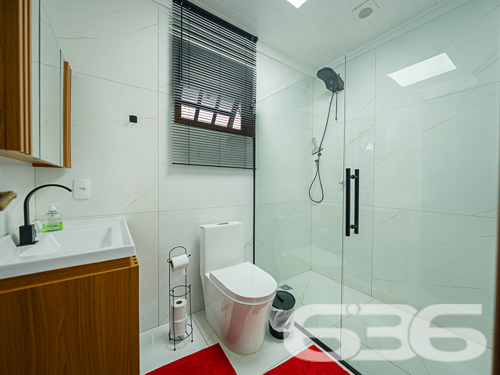 Descubra o privilégio de morar em um espaço onde a tranquilidade da natureza encontra o design sofisticado de uma residência moderna, tudo isso em Joinville, no bairro Pirabeiraba. Apresentamos uma propriedade, ideal para quem busca conforto, privacidade e a possibilidade de personalização em um imóvel único.

Composição do imóvel:

Número de Dormitórios: 6.
Banheiros: 3, modernos e bem equipados.
Garagem: Espaço coberto para 1 veículo e área descoberta com capacidade para até 5 carros adicionais.
Áreas de Lazer: Área de festas completa com churrasqueira, ideal para receber convidados e celebrar momentos especiais.
Ao entrar, você será recebido por uma sala ampla, que flui naturalmente para uma cozinha espaçosa e planejada, equipada com móveis modernos e práticos. A casa é avarandada, com uma laje ampla que oferece a possibilidade de construção de uma piscina, tornando-se o local ideal para relaxar enquanto se aprecia a vista das montanhas e do pasto verdejante ao fundo.

O piso térreo abriga uma área de festa com churrasqueira completa, um banheiro e cozinha, podendo facilmente ser adaptado para uma segunda morada ou ponto comercial, dependendo das suas necessidades. A propriedade é totalmente murada e possui portão eletrônico, garantindo privacidade e segurança.

Esta casa é perfeita para famílias grandes ou para quem deseja um amplo espaço para hospedar amigos e familiares. O imóvel é ainda mais valorizado por sua localização privilegiada, com fácil acesso a transporte público, escolas, hospitais e outros serviços essenciais. A rua pavimentada facilita o acesso e a movimentação pela área.

Para quem busca um lar que combine tranquilidade, espaço e beleza natural, esta residência em Joinville é a escolha ideal. Estamos abertos a permutas na região e consideramos parcelamento em condições facilitadas. Venha conhecer e se encantar com cada detalhe pensado para o seu bem-estar e conforto!
 
636 NEGÓCIOS IMOBILIÁRIOS: A SUA MELHOR ESCOLHA
Com mais de 30 anos de experiência, a 636 Negócios Imobiliários é sua parceira ideal para encontrar o imóvel perfeito. Estamos prontos para ajudá-lo a fazer deste imóvel o seu novo lar.
 
Telefone: (47) 3451-0636
WhatsApp: (47) 99190-0636
 
Não perca esta oportunidade única. Visite nosso site para mais informações: i636.com.br