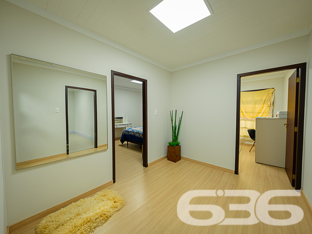 Descubra o privilégio de morar em um espaço onde a tranquilidade da natureza encontra o design sofisticado de uma residência moderna, tudo isso em Joinville, no bairro Pirabeiraba. Apresentamos uma propriedade, ideal para quem busca conforto, privacidade e a possibilidade de personalização em um imóvel único.

Composição do imóvel:

Número de Dormitórios: 6.
Banheiros: 3, modernos e bem equipados.
Garagem: Espaço coberto para 1 veículo e área descoberta com capacidade para até 5 carros adicionais.
Áreas de Lazer: Área de festas completa com churrasqueira, ideal para receber convidados e celebrar momentos especiais.
Ao entrar, você será recebido por uma sala ampla, que flui naturalmente para uma cozinha espaçosa e planejada, equipada com móveis modernos e práticos. A casa é avarandada, com uma laje ampla que oferece a possibilidade de construção de uma piscina, tornando-se o local ideal para relaxar enquanto se aprecia a vista das montanhas e do pasto verdejante ao fundo.

O piso térreo abriga uma área de festa com churrasqueira completa, um banheiro e cozinha, podendo facilmente ser adaptado para uma segunda morada ou ponto comercial, dependendo das suas necessidades. A propriedade é totalmente murada e possui portão eletrônico, garantindo privacidade e segurança.

Esta casa é perfeita para famílias grandes ou para quem deseja um amplo espaço para hospedar amigos e familiares. O imóvel é ainda mais valorizado por sua localização privilegiada, com fácil acesso a transporte público, escolas, hospitais e outros serviços essenciais. A rua pavimentada facilita o acesso e a movimentação pela área.

Para quem busca um lar que combine tranquilidade, espaço e beleza natural, esta residência em Joinville é a escolha ideal. Estamos abertos a permutas na região e consideramos parcelamento em condições facilitadas. Venha conhecer e se encantar com cada detalhe pensado para o seu bem-estar e conforto!
 
636 NEGÓCIOS IMOBILIÁRIOS: A SUA MELHOR ESCOLHA
Com mais de 30 anos de experiência, a 636 Negócios Imobiliários é sua parceira ideal para encontrar o imóvel perfeito. Estamos prontos para ajudá-lo a fazer deste imóvel o seu novo lar.
 
Telefone: (47) 3451-0636
WhatsApp: (47) 99190-0636
 
Não perca esta oportunidade única. Visite nosso site para mais informações: i636.com.br