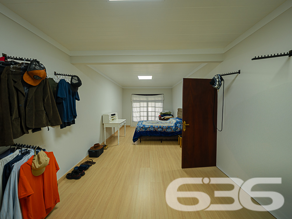 Descubra o privilégio de morar em um espaço onde a tranquilidade da natureza encontra o design sofisticado de uma residência moderna, tudo isso em Joinville, no bairro Pirabeiraba. Apresentamos uma propriedade, ideal para quem busca conforto, privacidade e a possibilidade de personalização em um imóvel único.

Composição do imóvel:

Número de Dormitórios: 6.
Banheiros: 3, modernos e bem equipados.
Garagem: Espaço coberto para 1 veículo e área descoberta com capacidade para até 5 carros adicionais.
Áreas de Lazer: Área de festas completa com churrasqueira, ideal para receber convidados e celebrar momentos especiais.
Ao entrar, você será recebido por uma sala ampla, que flui naturalmente para uma cozinha espaçosa e planejada, equipada com móveis modernos e práticos. A casa é avarandada, com uma laje ampla que oferece a possibilidade de construção de uma piscina, tornando-se o local ideal para relaxar enquanto se aprecia a vista das montanhas e do pasto verdejante ao fundo.

O piso térreo abriga uma área de festa com churrasqueira completa, um banheiro e cozinha, podendo facilmente ser adaptado para uma segunda morada ou ponto comercial, dependendo das suas necessidades. A propriedade é totalmente murada e possui portão eletrônico, garantindo privacidade e segurança.

Esta casa é perfeita para famílias grandes ou para quem deseja um amplo espaço para hospedar amigos e familiares. O imóvel é ainda mais valorizado por sua localização privilegiada, com fácil acesso a transporte público, escolas, hospitais e outros serviços essenciais. A rua pavimentada facilita o acesso e a movimentação pela área.

Para quem busca um lar que combine tranquilidade, espaço e beleza natural, esta residência em Joinville é a escolha ideal. Estamos abertos a permutas na região e consideramos parcelamento em condições facilitadas. Venha conhecer e se encantar com cada detalhe pensado para o seu bem-estar e conforto!
 
636 NEGÓCIOS IMOBILIÁRIOS: A SUA MELHOR ESCOLHA
Com mais de 30 anos de experiência, a 636 Negócios Imobiliários é sua parceira ideal para encontrar o imóvel perfeito. Estamos prontos para ajudá-lo a fazer deste imóvel o seu novo lar.
 
Telefone: (47) 3451-0636
WhatsApp: (47) 99190-0636
 
Não perca esta oportunidade única. Visite nosso site para mais informações: i636.com.br