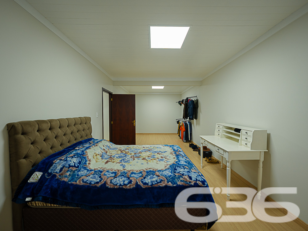 Descubra o privilégio de morar em um espaço onde a tranquilidade da natureza encontra o design sofisticado de uma residência moderna, tudo isso em Joinville, no bairro Pirabeiraba. Apresentamos uma propriedade, ideal para quem busca conforto, privacidade e a possibilidade de personalização em um imóvel único.

Composição do imóvel:

Número de Dormitórios: 6.
Banheiros: 3, modernos e bem equipados.
Garagem: Espaço coberto para 1 veículo e área descoberta com capacidade para até 5 carros adicionais.
Áreas de Lazer: Área de festas completa com churrasqueira, ideal para receber convidados e celebrar momentos especiais.
Ao entrar, você será recebido por uma sala ampla, que flui naturalmente para uma cozinha espaçosa e planejada, equipada com móveis modernos e práticos. A casa é avarandada, com uma laje ampla que oferece a possibilidade de construção de uma piscina, tornando-se o local ideal para relaxar enquanto se aprecia a vista das montanhas e do pasto verdejante ao fundo.

O piso térreo abriga uma área de festa com churrasqueira completa, um banheiro e cozinha, podendo facilmente ser adaptado para uma segunda morada ou ponto comercial, dependendo das suas necessidades. A propriedade é totalmente murada e possui portão eletrônico, garantindo privacidade e segurança.

Esta casa é perfeita para famílias grandes ou para quem deseja um amplo espaço para hospedar amigos e familiares. O imóvel é ainda mais valorizado por sua localização privilegiada, com fácil acesso a transporte público, escolas, hospitais e outros serviços essenciais. A rua pavimentada facilita o acesso e a movimentação pela área.

Para quem busca um lar que combine tranquilidade, espaço e beleza natural, esta residência em Joinville é a escolha ideal. Estamos abertos a permutas na região e consideramos parcelamento em condições facilitadas. Venha conhecer e se encantar com cada detalhe pensado para o seu bem-estar e conforto!
 
636 NEGÓCIOS IMOBILIÁRIOS: A SUA MELHOR ESCOLHA
Com mais de 30 anos de experiência, a 636 Negócios Imobiliários é sua parceira ideal para encontrar o imóvel perfeito. Estamos prontos para ajudá-lo a fazer deste imóvel o seu novo lar.
 
Telefone: (47) 3451-0636
WhatsApp: (47) 99190-0636
 
Não perca esta oportunidade única. Visite nosso site para mais informações: i636.com.br