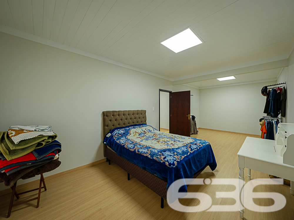 Descubra o privilégio de morar em um espaço onde a tranquilidade da natureza encontra o design sofisticado de uma residência moderna, tudo isso em Joinville, no bairro Pirabeiraba. Apresentamos uma propriedade, ideal para quem busca conforto, privacidade e a possibilidade de personalização em um imóvel único.

Composição do imóvel:

Número de Dormitórios: 6.
Banheiros: 3, modernos e bem equipados.
Garagem: Espaço coberto para 1 veículo e área descoberta com capacidade para até 5 carros adicionais.
Áreas de Lazer: Área de festas completa com churrasqueira, ideal para receber convidados e celebrar momentos especiais.
Ao entrar, você será recebido por uma sala ampla, que flui naturalmente para uma cozinha espaçosa e planejada, equipada com móveis modernos e práticos. A casa é avarandada, com uma laje ampla que oferece a possibilidade de construção de uma piscina, tornando-se o local ideal para relaxar enquanto se aprecia a vista das montanhas e do pasto verdejante ao fundo.

O piso térreo abriga uma área de festa com churrasqueira completa, um banheiro e cozinha, podendo facilmente ser adaptado para uma segunda morada ou ponto comercial, dependendo das suas necessidades. A propriedade é totalmente murada e possui portão eletrônico, garantindo privacidade e segurança.

Esta casa é perfeita para famílias grandes ou para quem deseja um amplo espaço para hospedar amigos e familiares. O imóvel é ainda mais valorizado por sua localização privilegiada, com fácil acesso a transporte público, escolas, hospitais e outros serviços essenciais. A rua pavimentada facilita o acesso e a movimentação pela área.

Para quem busca um lar que combine tranquilidade, espaço e beleza natural, esta residência em Joinville é a escolha ideal. Estamos abertos a permutas na região e consideramos parcelamento em condições facilitadas. Venha conhecer e se encantar com cada detalhe pensado para o seu bem-estar e conforto!
 
636 NEGÓCIOS IMOBILIÁRIOS: A SUA MELHOR ESCOLHA
Com mais de 30 anos de experiência, a 636 Negócios Imobiliários é sua parceira ideal para encontrar o imóvel perfeito. Estamos prontos para ajudá-lo a fazer deste imóvel o seu novo lar.
 
Telefone: (47) 3451-0636
WhatsApp: (47) 99190-0636
 
Não perca esta oportunidade única. Visite nosso site para mais informações: i636.com.br