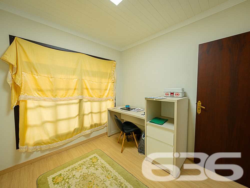 Descubra o privilégio de morar em um espaço onde a tranquilidade da natureza encontra o design sofisticado de uma residência moderna, tudo isso em Joinville, no bairro Pirabeiraba. Apresentamos uma propriedade, ideal para quem busca conforto, privacidade e a possibilidade de personalização em um imóvel único.

Composição do imóvel:

Número de Dormitórios: 6.
Banheiros: 3, modernos e bem equipados.
Garagem: Espaço coberto para 1 veículo e área descoberta com capacidade para até 5 carros adicionais.
Áreas de Lazer: Área de festas completa com churrasqueira, ideal para receber convidados e celebrar momentos especiais.
Ao entrar, você será recebido por uma sala ampla, que flui naturalmente para uma cozinha espaçosa e planejada, equipada com móveis modernos e práticos. A casa é avarandada, com uma laje ampla que oferece a possibilidade de construção de uma piscina, tornando-se o local ideal para relaxar enquanto se aprecia a vista das montanhas e do pasto verdejante ao fundo.

O piso térreo abriga uma área de festa com churrasqueira completa, um banheiro e cozinha, podendo facilmente ser adaptado para uma segunda morada ou ponto comercial, dependendo das suas necessidades. A propriedade é totalmente murada e possui portão eletrônico, garantindo privacidade e segurança.

Esta casa é perfeita para famílias grandes ou para quem deseja um amplo espaço para hospedar amigos e familiares. O imóvel é ainda mais valorizado por sua localização privilegiada, com fácil acesso a transporte público, escolas, hospitais e outros serviços essenciais. A rua pavimentada facilita o acesso e a movimentação pela área.

Para quem busca um lar que combine tranquilidade, espaço e beleza natural, esta residência em Joinville é a escolha ideal. Estamos abertos a permutas na região e consideramos parcelamento em condições facilitadas. Venha conhecer e se encantar com cada detalhe pensado para o seu bem-estar e conforto!
 
636 NEGÓCIOS IMOBILIÁRIOS: A SUA MELHOR ESCOLHA
Com mais de 30 anos de experiência, a 636 Negócios Imobiliários é sua parceira ideal para encontrar o imóvel perfeito. Estamos prontos para ajudá-lo a fazer deste imóvel o seu novo lar.
 
Telefone: (47) 3451-0636
WhatsApp: (47) 99190-0636
 
Não perca esta oportunidade única. Visite nosso site para mais informações: i636.com.br