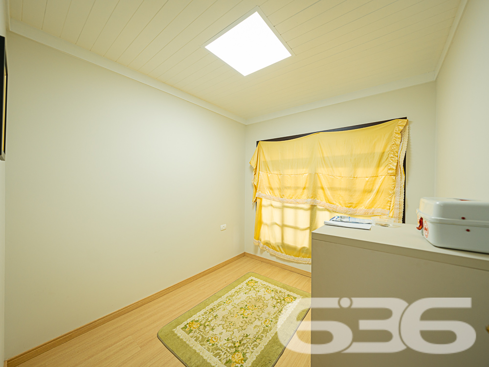 Descubra o privilégio de morar em um espaço onde a tranquilidade da natureza encontra o design sofisticado de uma residência moderna, tudo isso em Joinville, no bairro Pirabeiraba. Apresentamos uma propriedade, ideal para quem busca conforto, privacidade e a possibilidade de personalização em um imóvel único.

Composição do imóvel:

Número de Dormitórios: 6.
Banheiros: 3, modernos e bem equipados.
Garagem: Espaço coberto para 1 veículo e área descoberta com capacidade para até 5 carros adicionais.
Áreas de Lazer: Área de festas completa com churrasqueira, ideal para receber convidados e celebrar momentos especiais.
Ao entrar, você será recebido por uma sala ampla, que flui naturalmente para uma cozinha espaçosa e planejada, equipada com móveis modernos e práticos. A casa é avarandada, com uma laje ampla que oferece a possibilidade de construção de uma piscina, tornando-se o local ideal para relaxar enquanto se aprecia a vista das montanhas e do pasto verdejante ao fundo.

O piso térreo abriga uma área de festa com churrasqueira completa, um banheiro e cozinha, podendo facilmente ser adaptado para uma segunda morada ou ponto comercial, dependendo das suas necessidades. A propriedade é totalmente murada e possui portão eletrônico, garantindo privacidade e segurança.

Esta casa é perfeita para famílias grandes ou para quem deseja um amplo espaço para hospedar amigos e familiares. O imóvel é ainda mais valorizado por sua localização privilegiada, com fácil acesso a transporte público, escolas, hospitais e outros serviços essenciais. A rua pavimentada facilita o acesso e a movimentação pela área.

Para quem busca um lar que combine tranquilidade, espaço e beleza natural, esta residência em Joinville é a escolha ideal. Estamos abertos a permutas na região e consideramos parcelamento em condições facilitadas. Venha conhecer e se encantar com cada detalhe pensado para o seu bem-estar e conforto!
 
636 NEGÓCIOS IMOBILIÁRIOS: A SUA MELHOR ESCOLHA
Com mais de 30 anos de experiência, a 636 Negócios Imobiliários é sua parceira ideal para encontrar o imóvel perfeito. Estamos prontos para ajudá-lo a fazer deste imóvel o seu novo lar.
 
Telefone: (47) 3451-0636
WhatsApp: (47) 99190-0636
 
Não perca esta oportunidade única. Visite nosso site para mais informações: i636.com.br