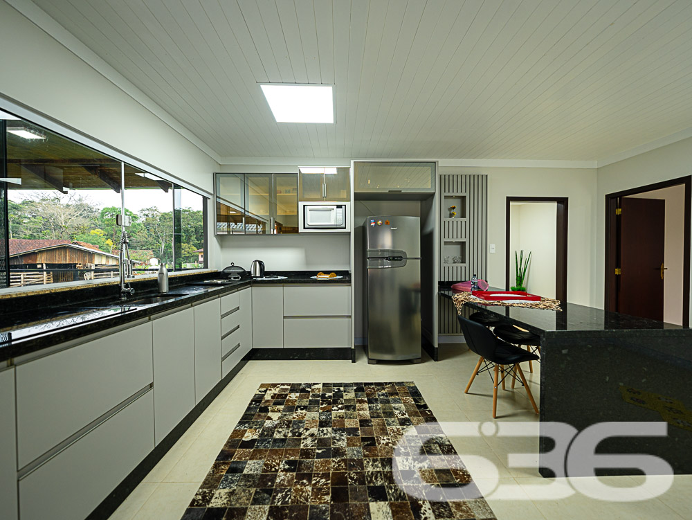 Descubra o privilégio de morar em um espaço onde a tranquilidade da natureza encontra o design sofisticado de uma residência moderna, tudo isso em Joinville, no bairro Pirabeiraba. Apresentamos uma propriedade, ideal para quem busca conforto, privacidade e a possibilidade de personalização em um imóvel único.

Composição do imóvel:

Número de Dormitórios: 6.
Banheiros: 3, modernos e bem equipados.
Garagem: Espaço coberto para 1 veículo e área descoberta com capacidade para até 5 carros adicionais.
Áreas de Lazer: Área de festas completa com churrasqueira, ideal para receber convidados e celebrar momentos especiais.
Ao entrar, você será recebido por uma sala ampla, que flui naturalmente para uma cozinha espaçosa e planejada, equipada com móveis modernos e práticos. A casa é avarandada, com uma laje ampla que oferece a possibilidade de construção de uma piscina, tornando-se o local ideal para relaxar enquanto se aprecia a vista das montanhas e do pasto verdejante ao fundo.

O piso térreo abriga uma área de festa com churrasqueira completa, um banheiro e cozinha, podendo facilmente ser adaptado para uma segunda morada ou ponto comercial, dependendo das suas necessidades. A propriedade é totalmente murada e possui portão eletrônico, garantindo privacidade e segurança.

Esta casa é perfeita para famílias grandes ou para quem deseja um amplo espaço para hospedar amigos e familiares. O imóvel é ainda mais valorizado por sua localização privilegiada, com fácil acesso a transporte público, escolas, hospitais e outros serviços essenciais. A rua pavimentada facilita o acesso e a movimentação pela área.

Para quem busca um lar que combine tranquilidade, espaço e beleza natural, esta residência em Joinville é a escolha ideal. Estamos abertos a permutas na região e consideramos parcelamento em condições facilitadas. Venha conhecer e se encantar com cada detalhe pensado para o seu bem-estar e conforto!
 
636 NEGÓCIOS IMOBILIÁRIOS: A SUA MELHOR ESCOLHA
Com mais de 30 anos de experiência, a 636 Negócios Imobiliários é sua parceira ideal para encontrar o imóvel perfeito. Estamos prontos para ajudá-lo a fazer deste imóvel o seu novo lar.
 
Telefone: (47) 3451-0636
WhatsApp: (47) 99190-0636
 
Não perca esta oportunidade única. Visite nosso site para mais informações: i636.com.br