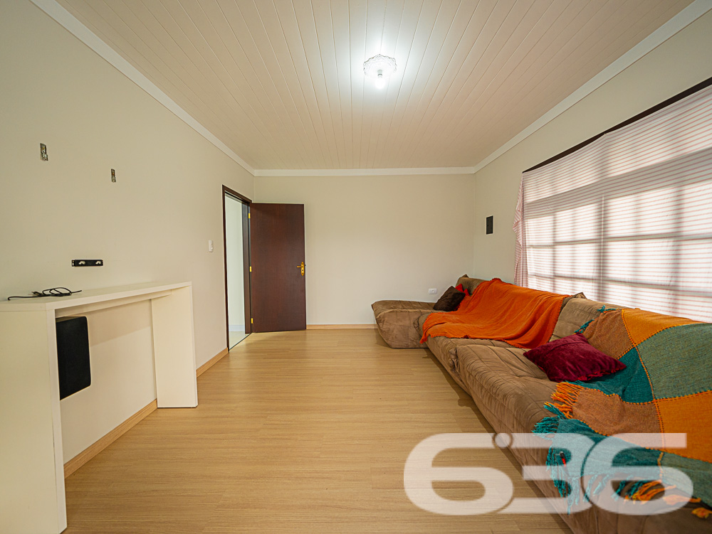 Descubra o privilégio de morar em um espaço onde a tranquilidade da natureza encontra o design sofisticado de uma residência moderna, tudo isso em Joinville, no bairro Pirabeiraba. Apresentamos uma propriedade, ideal para quem busca conforto, privacidade e a possibilidade de personalização em um imóvel único.

Composição do imóvel:

Número de Dormitórios: 6.
Banheiros: 3, modernos e bem equipados.
Garagem: Espaço coberto para 1 veículo e área descoberta com capacidade para até 5 carros adicionais.
Áreas de Lazer: Área de festas completa com churrasqueira, ideal para receber convidados e celebrar momentos especiais.
Ao entrar, você será recebido por uma sala ampla, que flui naturalmente para uma cozinha espaçosa e planejada, equipada com móveis modernos e práticos. A casa é avarandada, com uma laje ampla que oferece a possibilidade de construção de uma piscina, tornando-se o local ideal para relaxar enquanto se aprecia a vista das montanhas e do pasto verdejante ao fundo.

O piso térreo abriga uma área de festa com churrasqueira completa, um banheiro e cozinha, podendo facilmente ser adaptado para uma segunda morada ou ponto comercial, dependendo das suas necessidades. A propriedade é totalmente murada e possui portão eletrônico, garantindo privacidade e segurança.

Esta casa é perfeita para famílias grandes ou para quem deseja um amplo espaço para hospedar amigos e familiares. O imóvel é ainda mais valorizado por sua localização privilegiada, com fácil acesso a transporte público, escolas, hospitais e outros serviços essenciais. A rua pavimentada facilita o acesso e a movimentação pela área.

Para quem busca um lar que combine tranquilidade, espaço e beleza natural, esta residência em Joinville é a escolha ideal. Estamos abertos a permutas na região e consideramos parcelamento em condições facilitadas. Venha conhecer e se encantar com cada detalhe pensado para o seu bem-estar e conforto!
 
636 NEGÓCIOS IMOBILIÁRIOS: A SUA MELHOR ESCOLHA
Com mais de 30 anos de experiência, a 636 Negócios Imobiliários é sua parceira ideal para encontrar o imóvel perfeito. Estamos prontos para ajudá-lo a fazer deste imóvel o seu novo lar.
 
Telefone: (47) 3451-0636
WhatsApp: (47) 99190-0636
 
Não perca esta oportunidade única. Visite nosso site para mais informações: i636.com.br