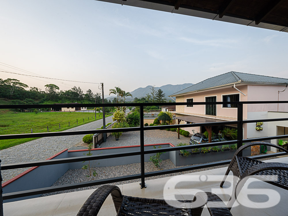 Descubra o privilégio de morar em um espaço onde a tranquilidade da natureza encontra o design sofisticado de uma residência moderna, tudo isso em Joinville, no bairro Pirabeiraba. Apresentamos uma propriedade, ideal para quem busca conforto, privacidade e a possibilidade de personalização em um imóvel único.

Composição do imóvel:

Número de Dormitórios: 6.
Banheiros: 3, modernos e bem equipados.
Garagem: Espaço coberto para 1 veículo e área descoberta com capacidade para até 5 carros adicionais.
Áreas de Lazer: Área de festas completa com churrasqueira, ideal para receber convidados e celebrar momentos especiais.
Ao entrar, você será recebido por uma sala ampla, que flui naturalmente para uma cozinha espaçosa e planejada, equipada com móveis modernos e práticos. A casa é avarandada, com uma laje ampla que oferece a possibilidade de construção de uma piscina, tornando-se o local ideal para relaxar enquanto se aprecia a vista das montanhas e do pasto verdejante ao fundo.

O piso térreo abriga uma área de festa com churrasqueira completa, um banheiro e cozinha, podendo facilmente ser adaptado para uma segunda morada ou ponto comercial, dependendo das suas necessidades. A propriedade é totalmente murada e possui portão eletrônico, garantindo privacidade e segurança.

Esta casa é perfeita para famílias grandes ou para quem deseja um amplo espaço para hospedar amigos e familiares. O imóvel é ainda mais valorizado por sua localização privilegiada, com fácil acesso a transporte público, escolas, hospitais e outros serviços essenciais. A rua pavimentada facilita o acesso e a movimentação pela área.

Para quem busca um lar que combine tranquilidade, espaço e beleza natural, esta residência em Joinville é a escolha ideal. Estamos abertos a permutas na região e consideramos parcelamento em condições facilitadas. Venha conhecer e se encantar com cada detalhe pensado para o seu bem-estar e conforto!
 
636 NEGÓCIOS IMOBILIÁRIOS: A SUA MELHOR ESCOLHA
Com mais de 30 anos de experiência, a 636 Negócios Imobiliários é sua parceira ideal para encontrar o imóvel perfeito. Estamos prontos para ajudá-lo a fazer deste imóvel o seu novo lar.
 
Telefone: (47) 3451-0636
WhatsApp: (47) 99190-0636
 
Não perca esta oportunidade única. Visite nosso site para mais informações: i636.com.br