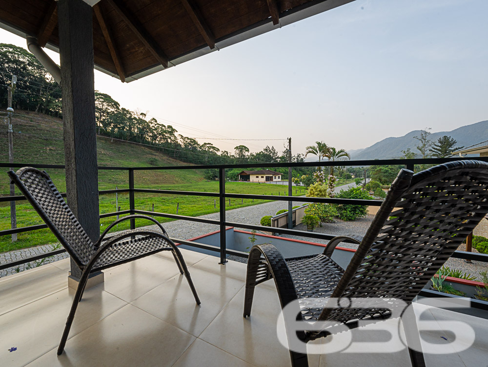 Descubra o privilégio de morar em um espaço onde a tranquilidade da natureza encontra o design sofisticado de uma residência moderna, tudo isso em Joinville, no bairro Pirabeiraba. Apresentamos uma propriedade, ideal para quem busca conforto, privacidade e a possibilidade de personalização em um imóvel único.

Composição do imóvel:

Número de Dormitórios: 6.
Banheiros: 3, modernos e bem equipados.
Garagem: Espaço coberto para 1 veículo e área descoberta com capacidade para até 5 carros adicionais.
Áreas de Lazer: Área de festas completa com churrasqueira, ideal para receber convidados e celebrar momentos especiais.
Ao entrar, você será recebido por uma sala ampla, que flui naturalmente para uma cozinha espaçosa e planejada, equipada com móveis modernos e práticos. A casa é avarandada, com uma laje ampla que oferece a possibilidade de construção de uma piscina, tornando-se o local ideal para relaxar enquanto se aprecia a vista das montanhas e do pasto verdejante ao fundo.

O piso térreo abriga uma área de festa com churrasqueira completa, um banheiro e cozinha, podendo facilmente ser adaptado para uma segunda morada ou ponto comercial, dependendo das suas necessidades. A propriedade é totalmente murada e possui portão eletrônico, garantindo privacidade e segurança.

Esta casa é perfeita para famílias grandes ou para quem deseja um amplo espaço para hospedar amigos e familiares. O imóvel é ainda mais valorizado por sua localização privilegiada, com fácil acesso a transporte público, escolas, hospitais e outros serviços essenciais. A rua pavimentada facilita o acesso e a movimentação pela área.

Para quem busca um lar que combine tranquilidade, espaço e beleza natural, esta residência em Joinville é a escolha ideal. Estamos abertos a permutas na região e consideramos parcelamento em condições facilitadas. Venha conhecer e se encantar com cada detalhe pensado para o seu bem-estar e conforto!
 
636 NEGÓCIOS IMOBILIÁRIOS: A SUA MELHOR ESCOLHA
Com mais de 30 anos de experiência, a 636 Negócios Imobiliários é sua parceira ideal para encontrar o imóvel perfeito. Estamos prontos para ajudá-lo a fazer deste imóvel o seu novo lar.
 
Telefone: (47) 3451-0636
WhatsApp: (47) 99190-0636
 
Não perca esta oportunidade única. Visite nosso site para mais informações: i636.com.br