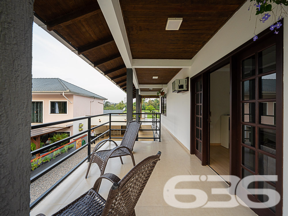 Descubra o privilégio de morar em um espaço onde a tranquilidade da natureza encontra o design sofisticado de uma residência moderna, tudo isso em Joinville, no bairro Pirabeiraba. Apresentamos uma propriedade, ideal para quem busca conforto, privacidade e a possibilidade de personalização em um imóvel único.

Composição do imóvel:

Número de Dormitórios: 6.
Banheiros: 3, modernos e bem equipados.
Garagem: Espaço coberto para 1 veículo e área descoberta com capacidade para até 5 carros adicionais.
Áreas de Lazer: Área de festas completa com churrasqueira, ideal para receber convidados e celebrar momentos especiais.
Ao entrar, você será recebido por uma sala ampla, que flui naturalmente para uma cozinha espaçosa e planejada, equipada com móveis modernos e práticos. A casa é avarandada, com uma laje ampla que oferece a possibilidade de construção de uma piscina, tornando-se o local ideal para relaxar enquanto se aprecia a vista das montanhas e do pasto verdejante ao fundo.

O piso térreo abriga uma área de festa com churrasqueira completa, um banheiro e cozinha, podendo facilmente ser adaptado para uma segunda morada ou ponto comercial, dependendo das suas necessidades. A propriedade é totalmente murada e possui portão eletrônico, garantindo privacidade e segurança.

Esta casa é perfeita para famílias grandes ou para quem deseja um amplo espaço para hospedar amigos e familiares. O imóvel é ainda mais valorizado por sua localização privilegiada, com fácil acesso a transporte público, escolas, hospitais e outros serviços essenciais. A rua pavimentada facilita o acesso e a movimentação pela área.

Para quem busca um lar que combine tranquilidade, espaço e beleza natural, esta residência em Joinville é a escolha ideal. Estamos abertos a permutas na região e consideramos parcelamento em condições facilitadas. Venha conhecer e se encantar com cada detalhe pensado para o seu bem-estar e conforto!
 
636 NEGÓCIOS IMOBILIÁRIOS: A SUA MELHOR ESCOLHA
Com mais de 30 anos de experiência, a 636 Negócios Imobiliários é sua parceira ideal para encontrar o imóvel perfeito. Estamos prontos para ajudá-lo a fazer deste imóvel o seu novo lar.
 
Telefone: (47) 3451-0636
WhatsApp: (47) 99190-0636
 
Não perca esta oportunidade única. Visite nosso site para mais informações: i636.com.br