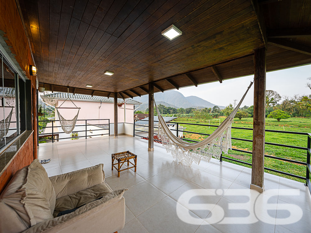 Descubra o privilégio de morar em um espaço onde a tranquilidade da natureza encontra o design sofisticado de uma residência moderna, tudo isso em Joinville, no bairro Pirabeiraba. Apresentamos uma propriedade, ideal para quem busca conforto, privacidade e a possibilidade de personalização em um imóvel único.

Composição do imóvel:

Número de Dormitórios: 6.
Banheiros: 3, modernos e bem equipados.
Garagem: Espaço coberto para 1 veículo e área descoberta com capacidade para até 5 carros adicionais.
Áreas de Lazer: Área de festas completa com churrasqueira, ideal para receber convidados e celebrar momentos especiais.
Ao entrar, você será recebido por uma sala ampla, que flui naturalmente para uma cozinha espaçosa e planejada, equipada com móveis modernos e práticos. A casa é avarandada, com uma laje ampla que oferece a possibilidade de construção de uma piscina, tornando-se o local ideal para relaxar enquanto se aprecia a vista das montanhas e do pasto verdejante ao fundo.

O piso térreo abriga uma área de festa com churrasqueira completa, um banheiro e cozinha, podendo facilmente ser adaptado para uma segunda morada ou ponto comercial, dependendo das suas necessidades. A propriedade é totalmente murada e possui portão eletrônico, garantindo privacidade e segurança.

Esta casa é perfeita para famílias grandes ou para quem deseja um amplo espaço para hospedar amigos e familiares. O imóvel é ainda mais valorizado por sua localização privilegiada, com fácil acesso a transporte público, escolas, hospitais e outros serviços essenciais. A rua pavimentada facilita o acesso e a movimentação pela área.

Para quem busca um lar que combine tranquilidade, espaço e beleza natural, esta residência em Joinville é a escolha ideal. Estamos abertos a permutas na região e consideramos parcelamento em condições facilitadas. Venha conhecer e se encantar com cada detalhe pensado para o seu bem-estar e conforto!
 
636 NEGÓCIOS IMOBILIÁRIOS: A SUA MELHOR ESCOLHA
Com mais de 30 anos de experiência, a 636 Negócios Imobiliários é sua parceira ideal para encontrar o imóvel perfeito. Estamos prontos para ajudá-lo a fazer deste imóvel o seu novo lar.
 
Telefone: (47) 3451-0636
WhatsApp: (47) 99190-0636
 
Não perca esta oportunidade única. Visite nosso site para mais informações: i636.com.br